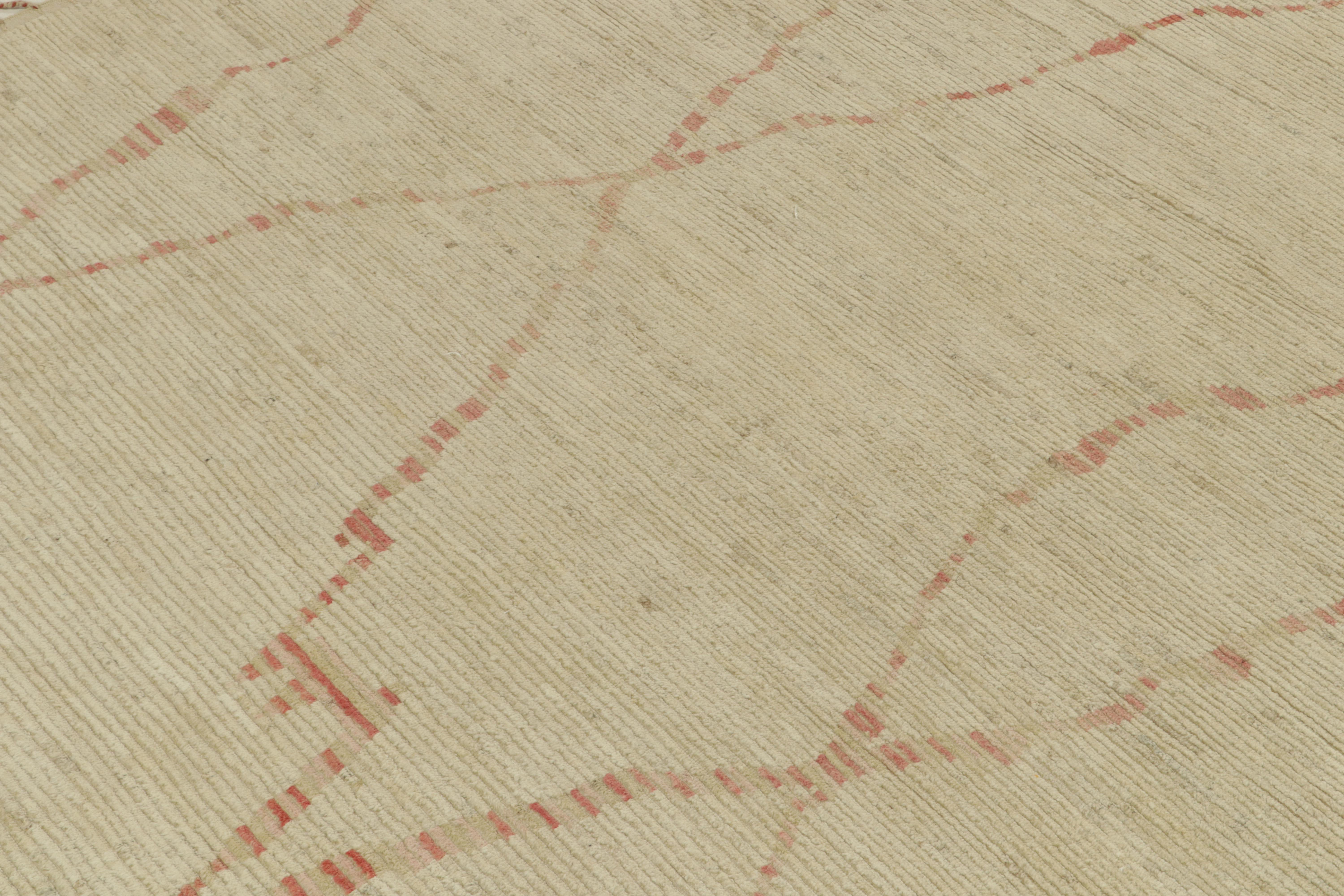 Rug & Kilim's Contemporary Moroccan Style Teppich in Beige-Weiß & Rot (Handgeknüpft) im Angebot