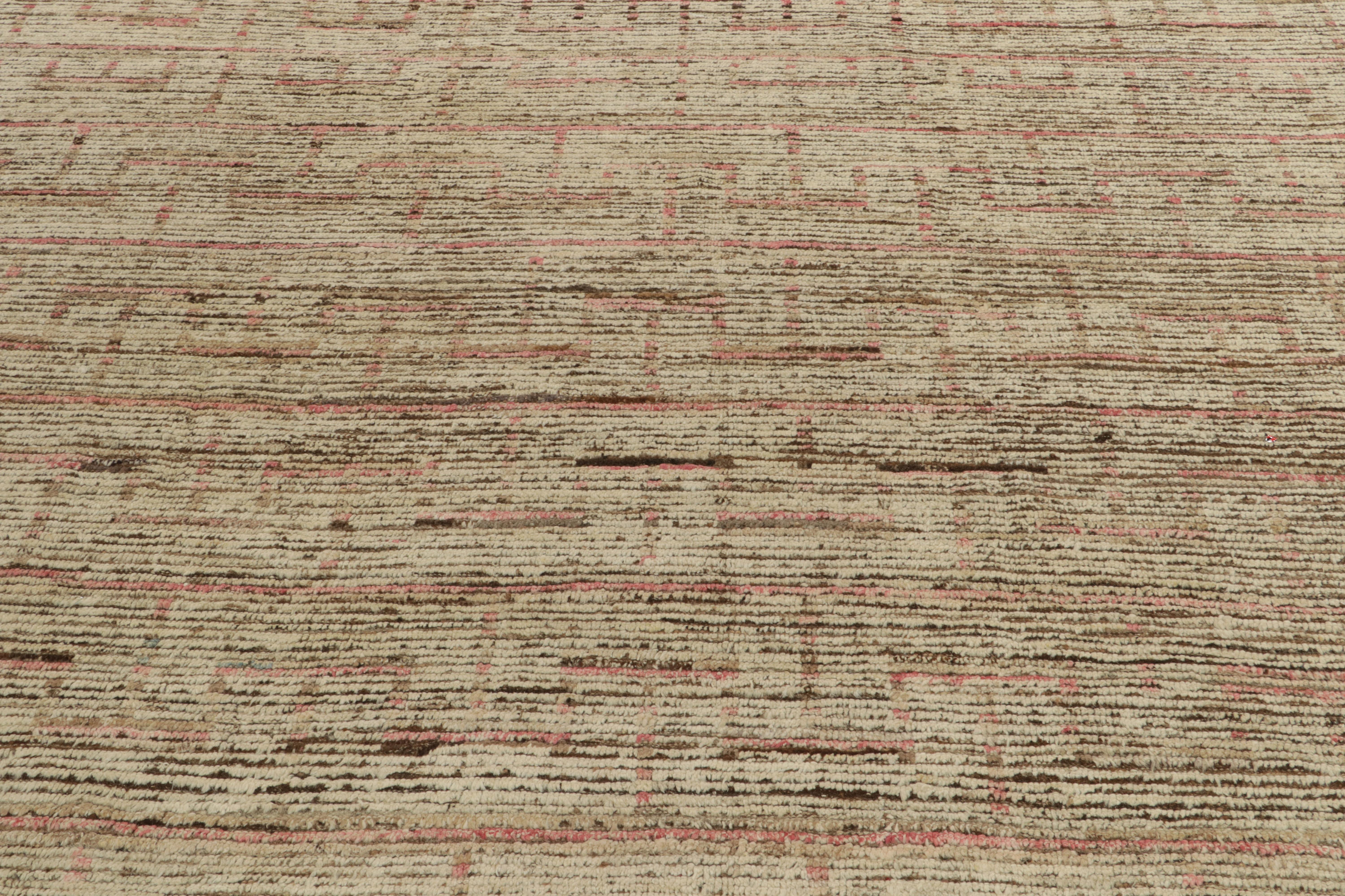 Afghan Tapis de style marocain contemporain de Rug & Kilim en blanc, Brown et rose en vente