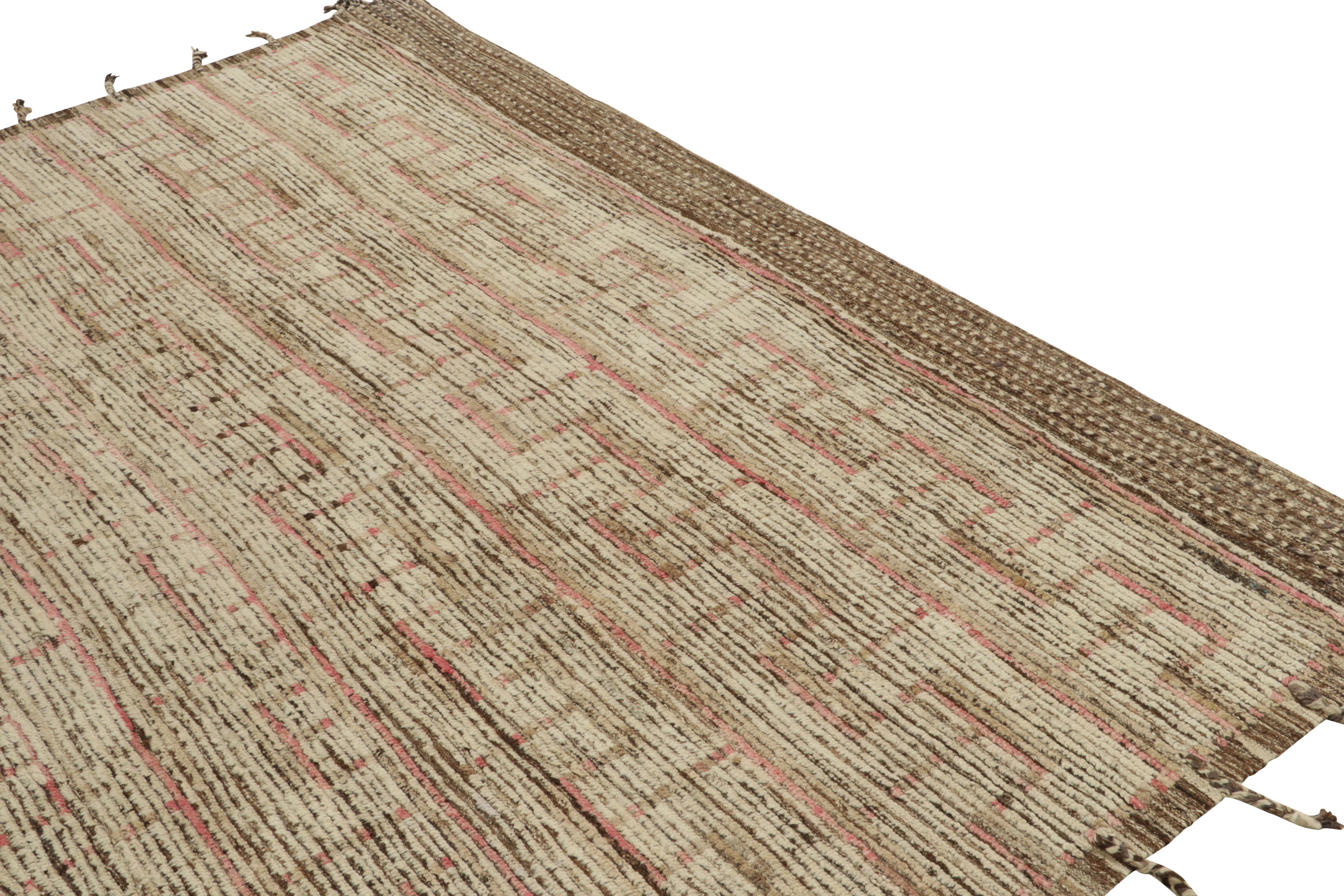 Noué à la main Tapis de style marocain contemporain de Rug & Kilim en blanc, Brown et rose en vente