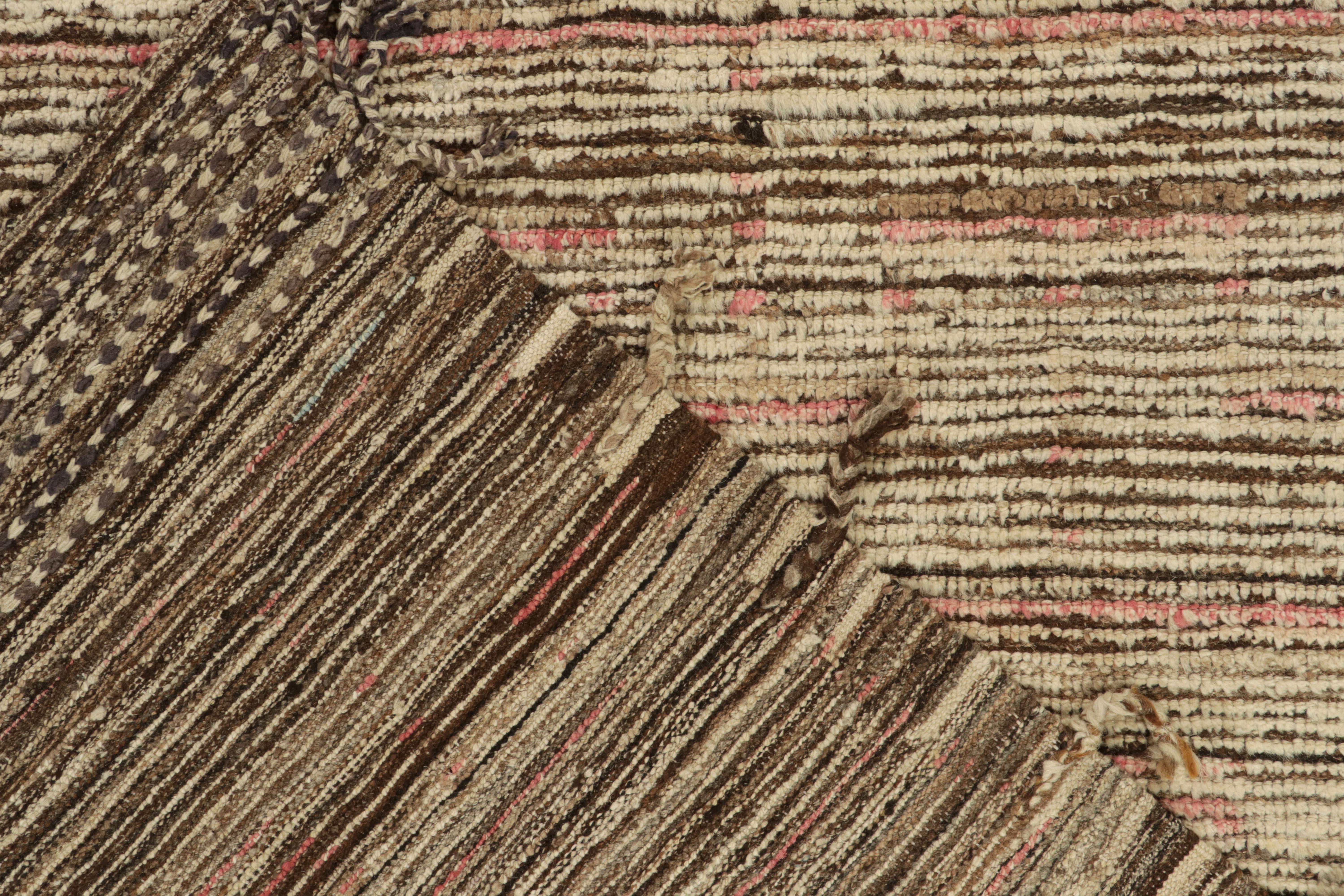 XXIe siècle et contemporain Tapis de style marocain contemporain de Rug & Kilim en blanc, Brown et rose en vente