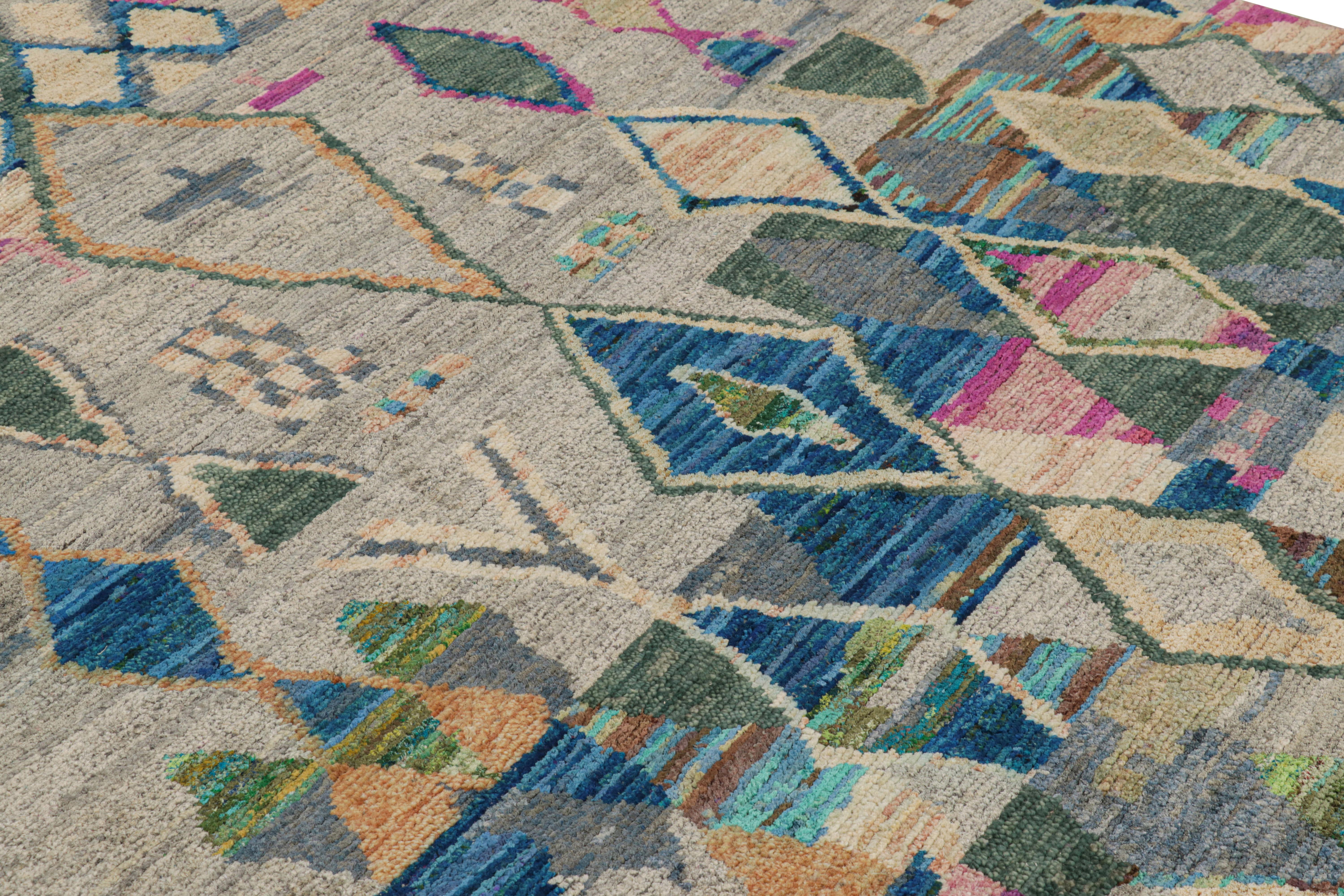 Dieser handgeknüpfte Seidenteppich im modernen marokkanischen Stil (6x8) weist eine gerippte Struktur und geometrische Muster auf, die von den primitiven Webtraditionen der Berber inspiriert sind. 

Über das Design: 

Kenner werden die subtile