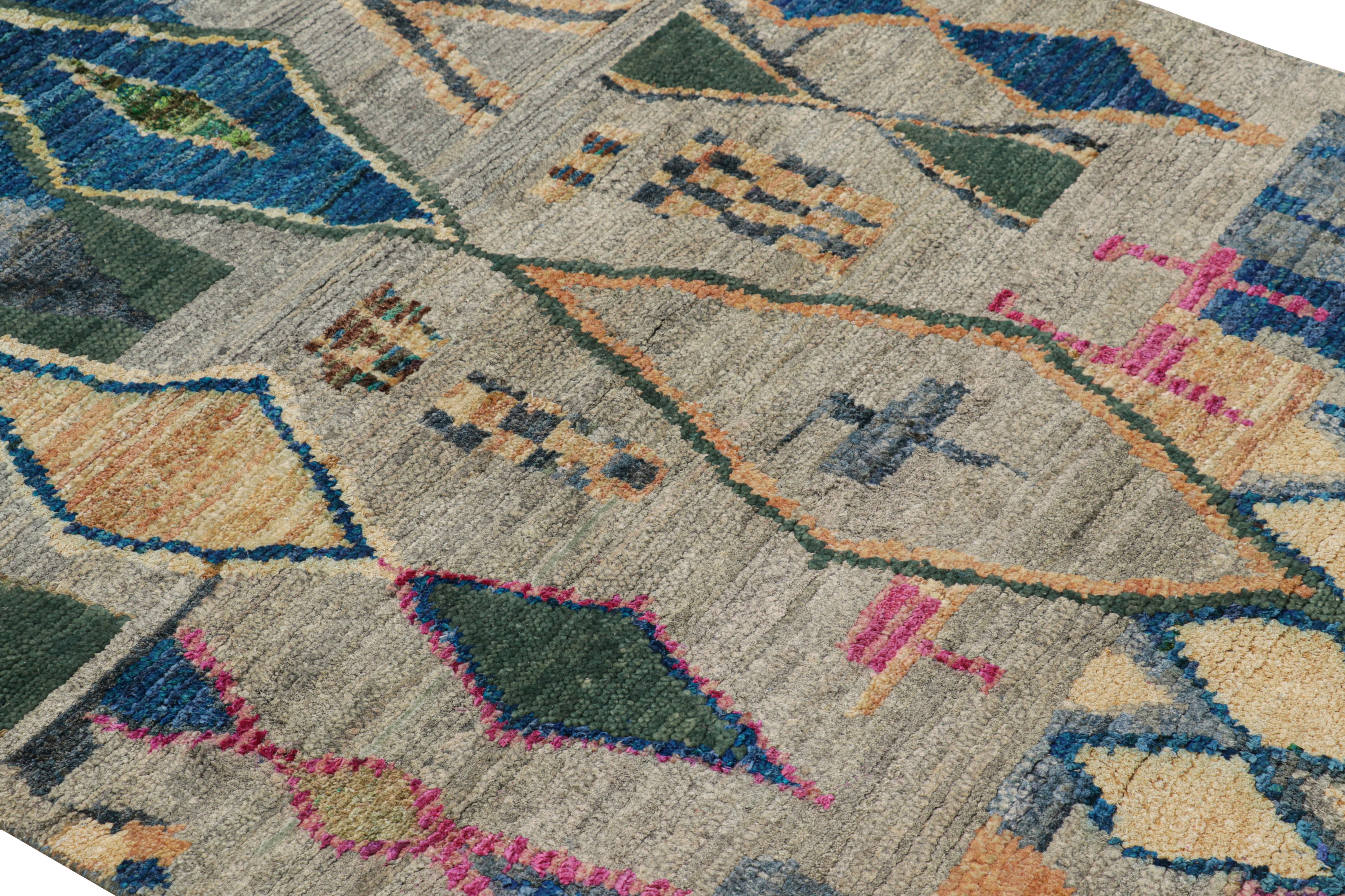 Dieser handgeknüpfte Seidenteppich im modernen marokkanischen Stil (4x7) weist eine gerippte Struktur und geometrische Muster auf, die von den primitiven Webtraditionen der Berber inspiriert sind. 

Über das Design: 

Kenner werden die subtile