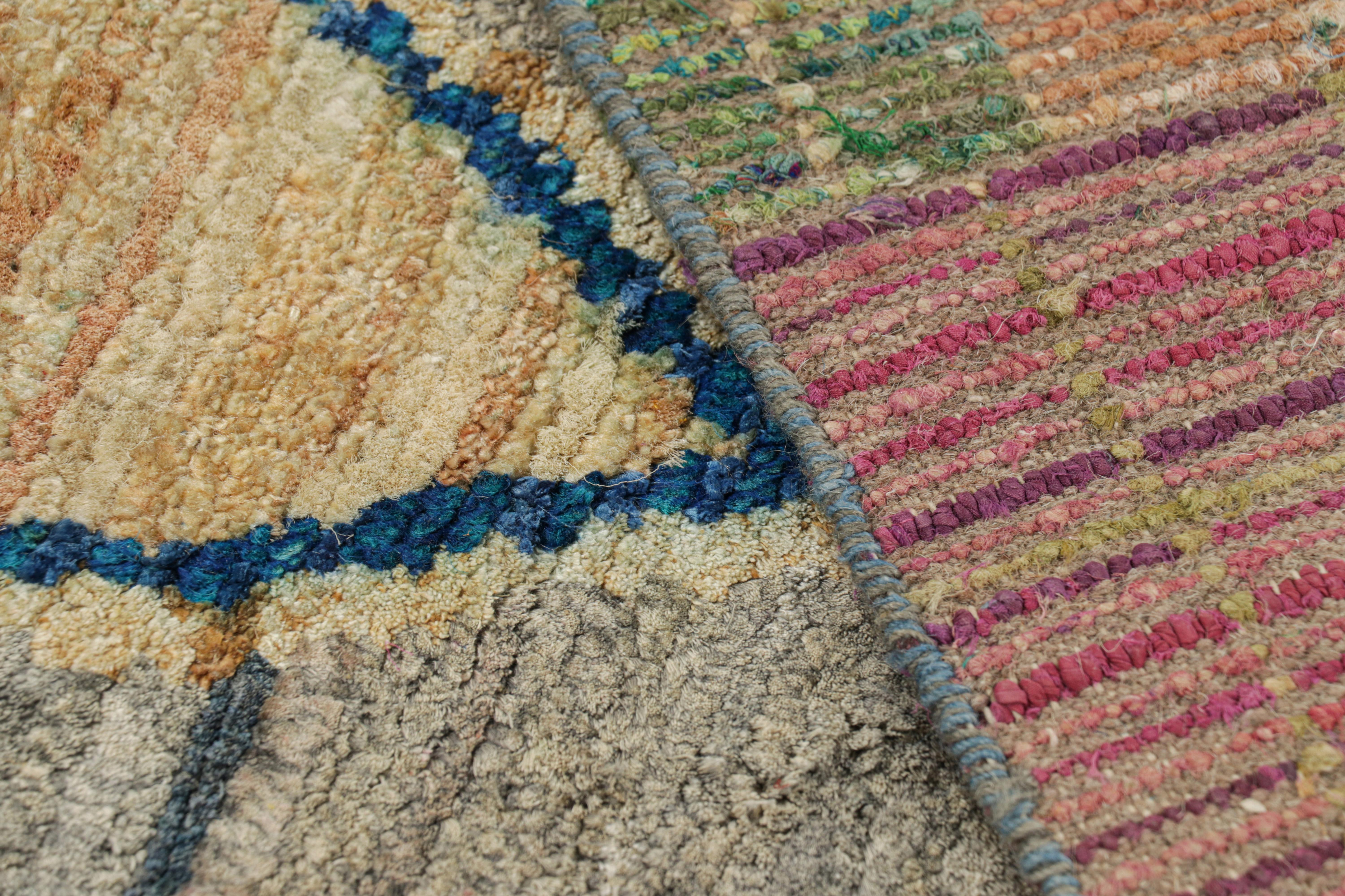 Rug & Kilim's Contemporary Moroccan Style Rug Polychromatic Geometric Patterns (21. Jahrhundert und zeitgenössisch) im Angebot