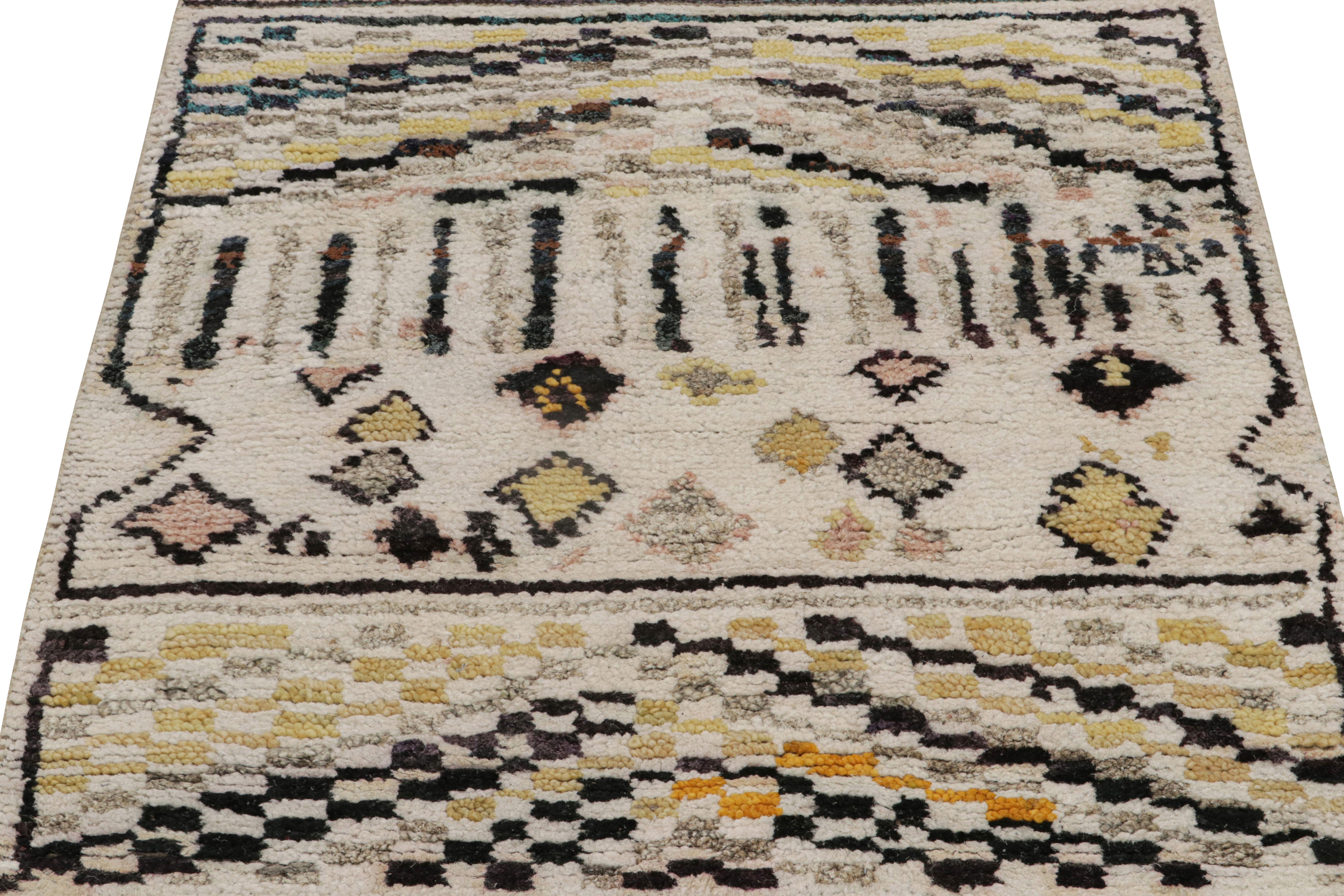 Rug & Kilim's Contemporary Marokkanischer Teppich mit geometrischen Berbermustern (Stammeskunst) im Angebot