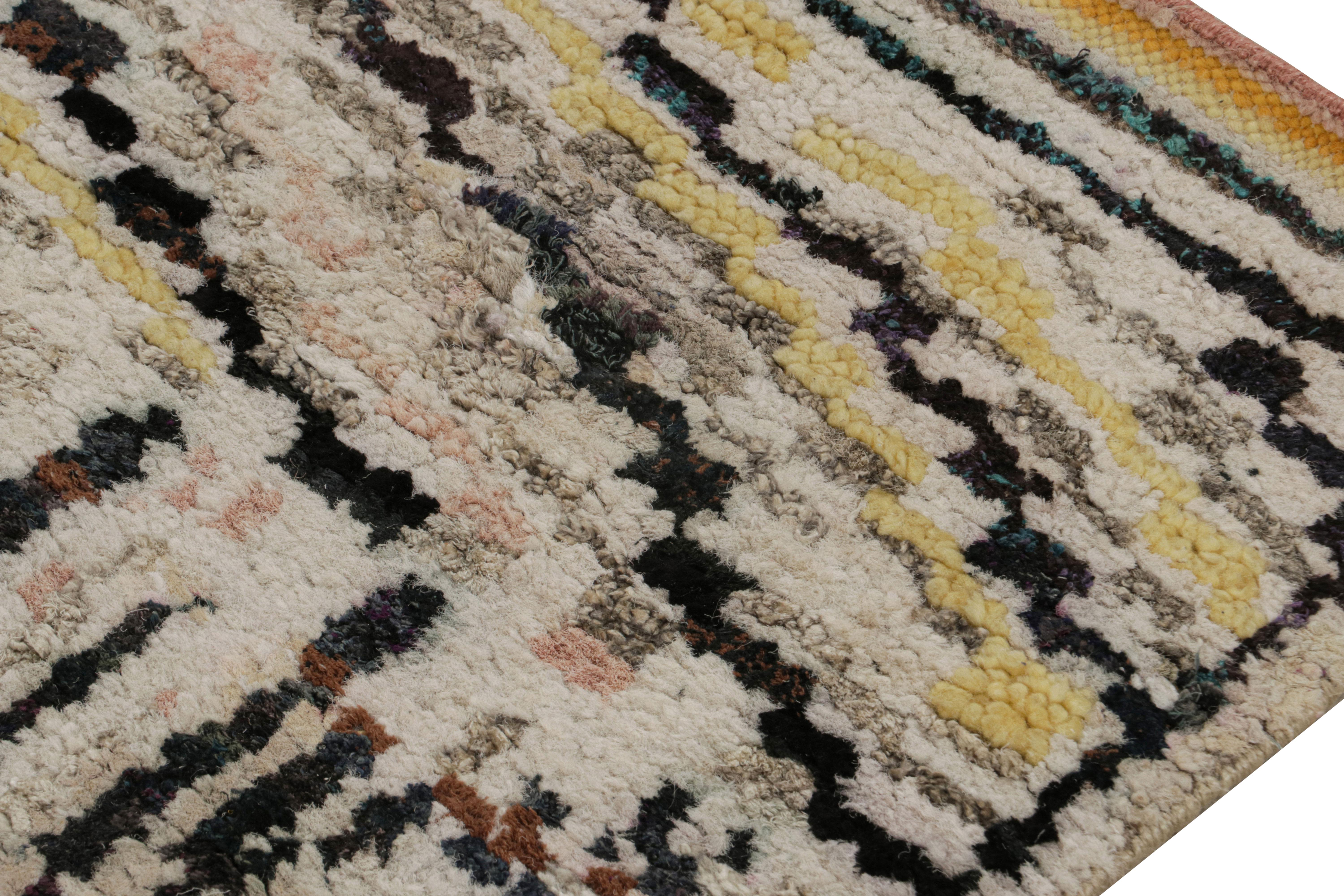 Rug & Kilim's Contemporary Marokkanischer Teppich mit geometrischen Berbermustern (Handgeknüpft) im Angebot