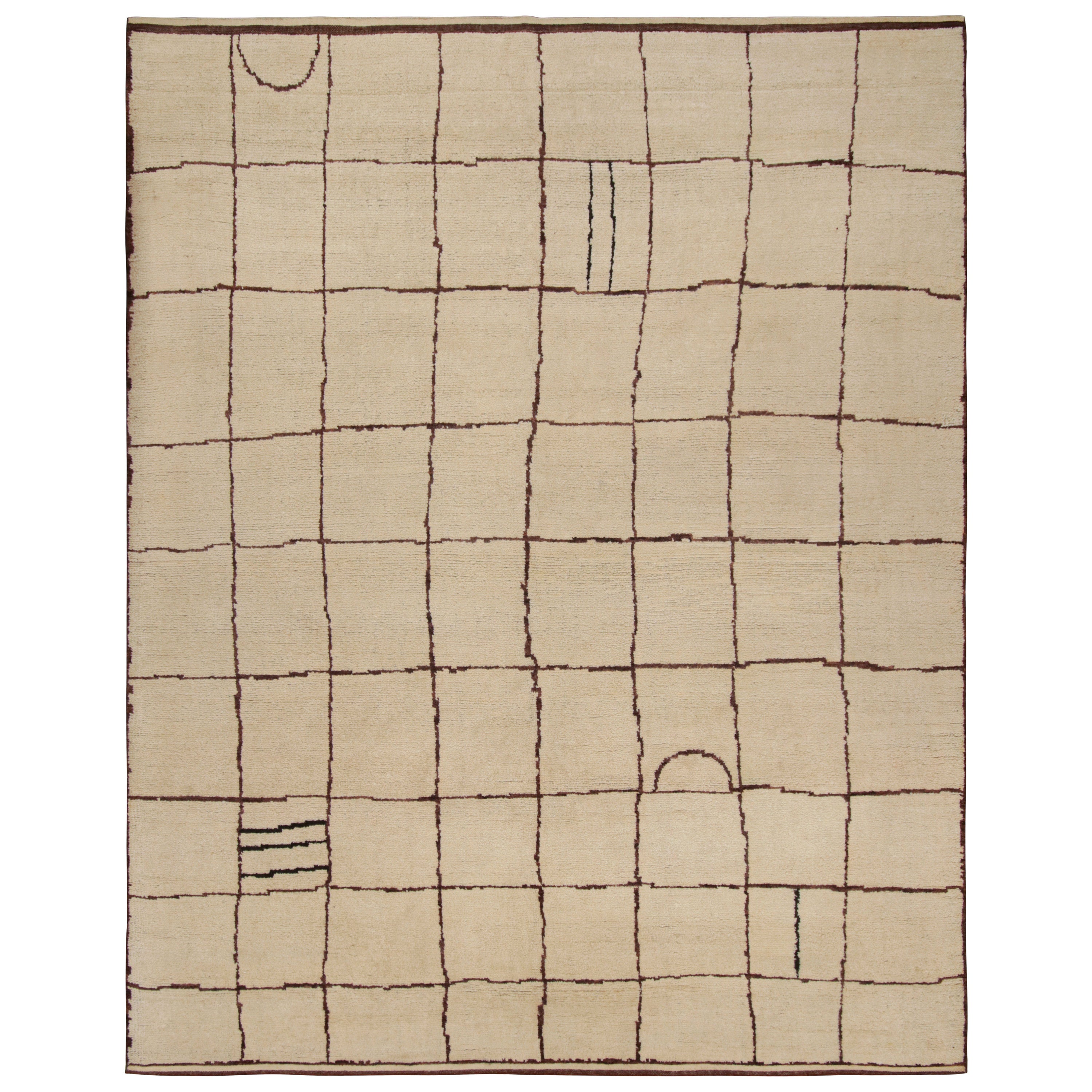 Rug & Kilim's Contemporary Marokkanischer Teppich mit geometrischen Berbermustern im Angebot