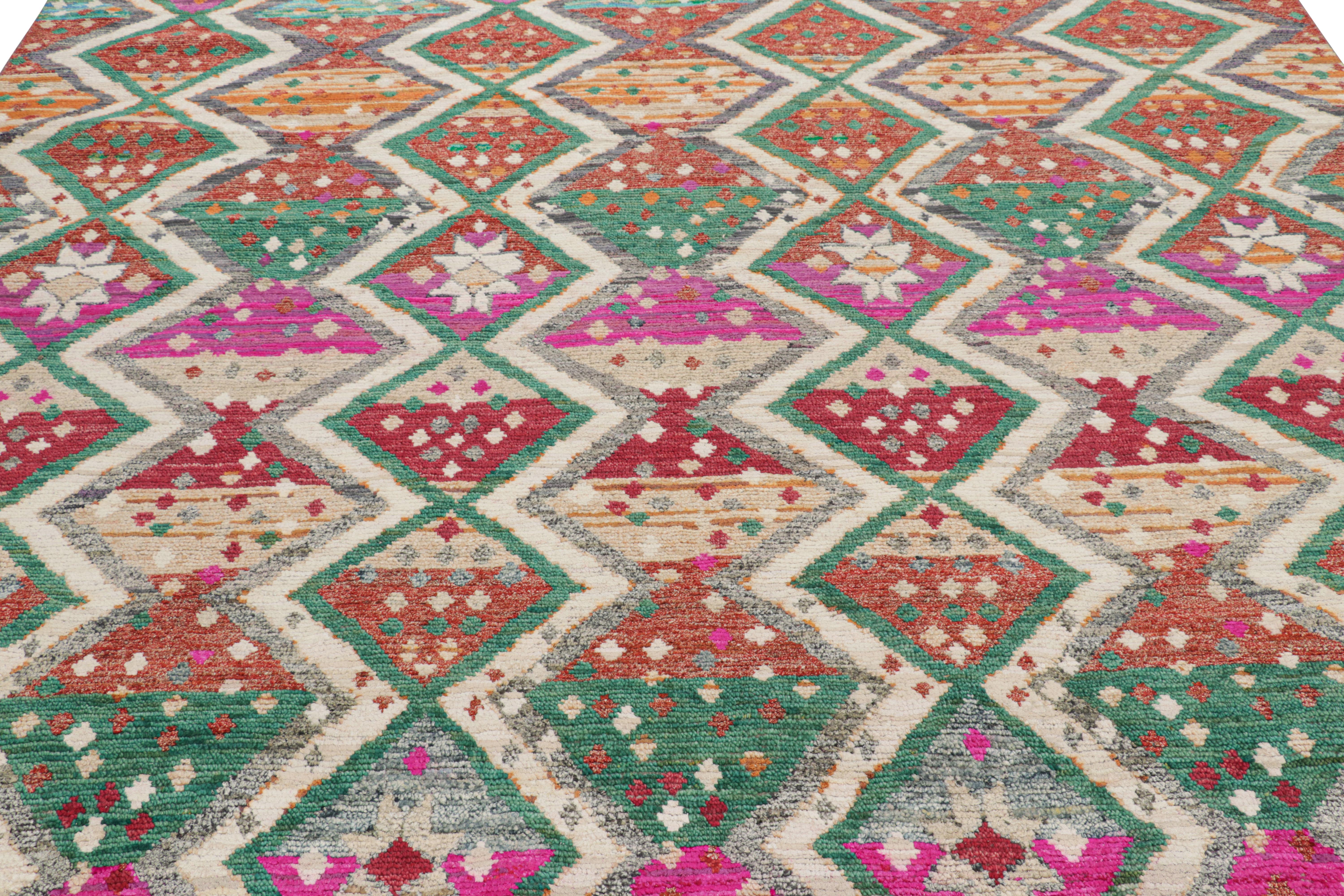 Noué à la main en laine et en soie, ce tapis marocain contemporain 8x10 présente une texture nervurée et des motifs de diamants polychromes inspirés des traditions de tissage berbères primitivistes. 

Sur le Design : 

Les connaisseurs peuvent