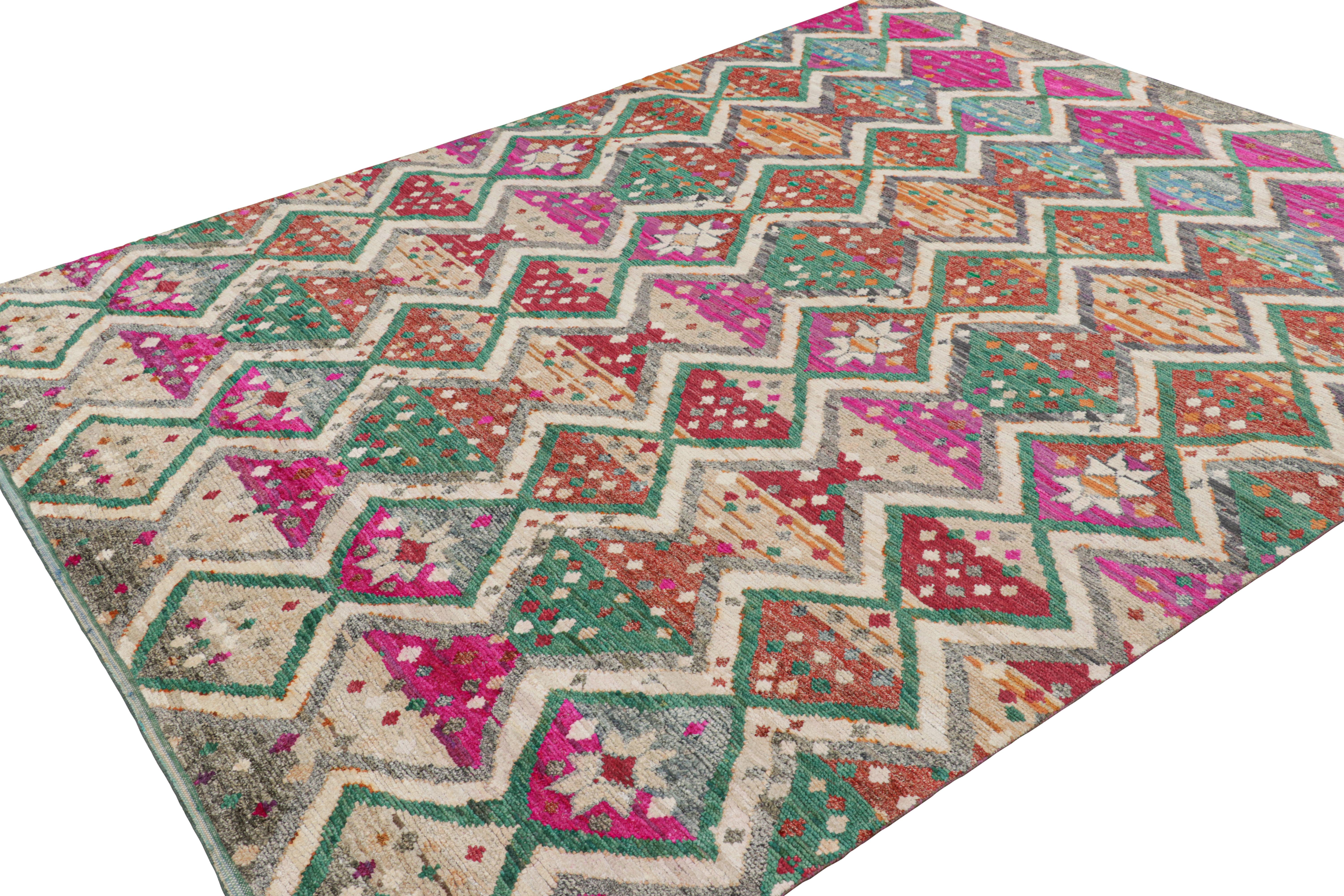 Moderne Rug & Kilim's Contemporary Moroccan Style Rug with Polychromatic Diamond Pattern (tapis contemporain de style marocain avec motif polychrome en forme de diamant) en vente