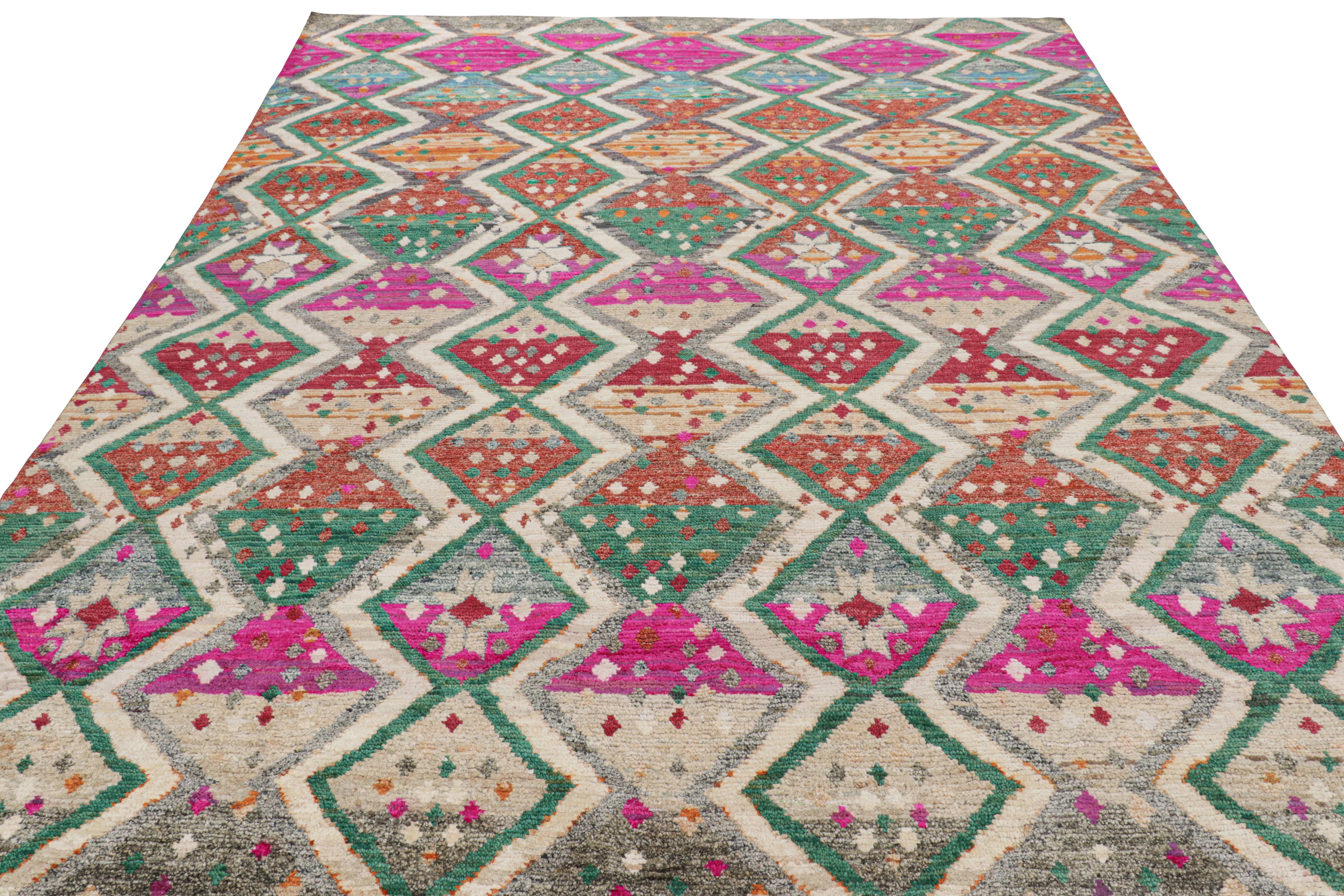 Indien Rug & Kilim's Contemporary Moroccan Style Rug with Polychromatic Diamond Pattern (tapis contemporain de style marocain avec motif polychrome en forme de diamant) en vente