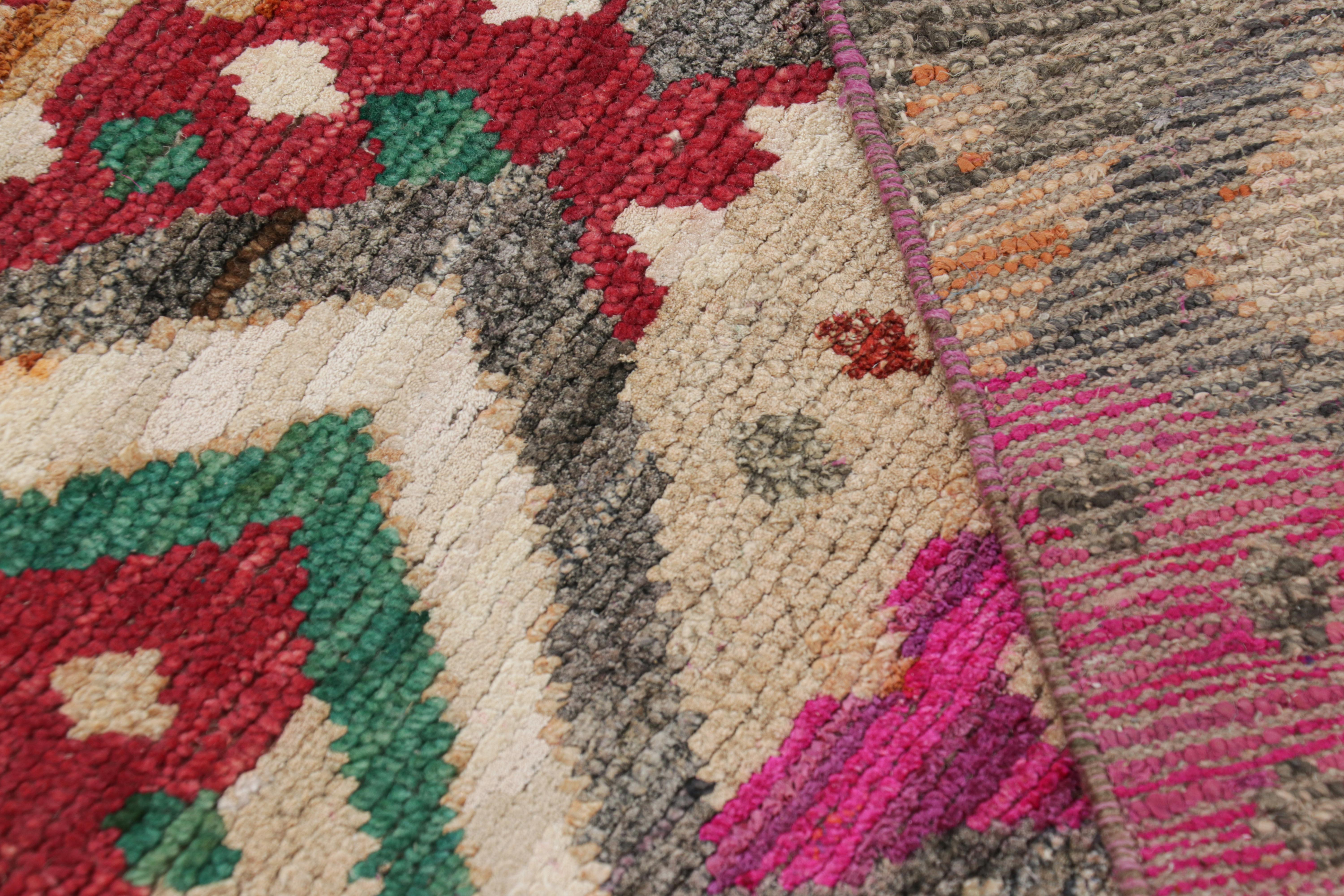 XXIe siècle et contemporain Rug & Kilim's Contemporary Moroccan Style Rug with Polychromatic Diamond Pattern (tapis contemporain de style marocain avec motif polychrome en forme de diamant) en vente