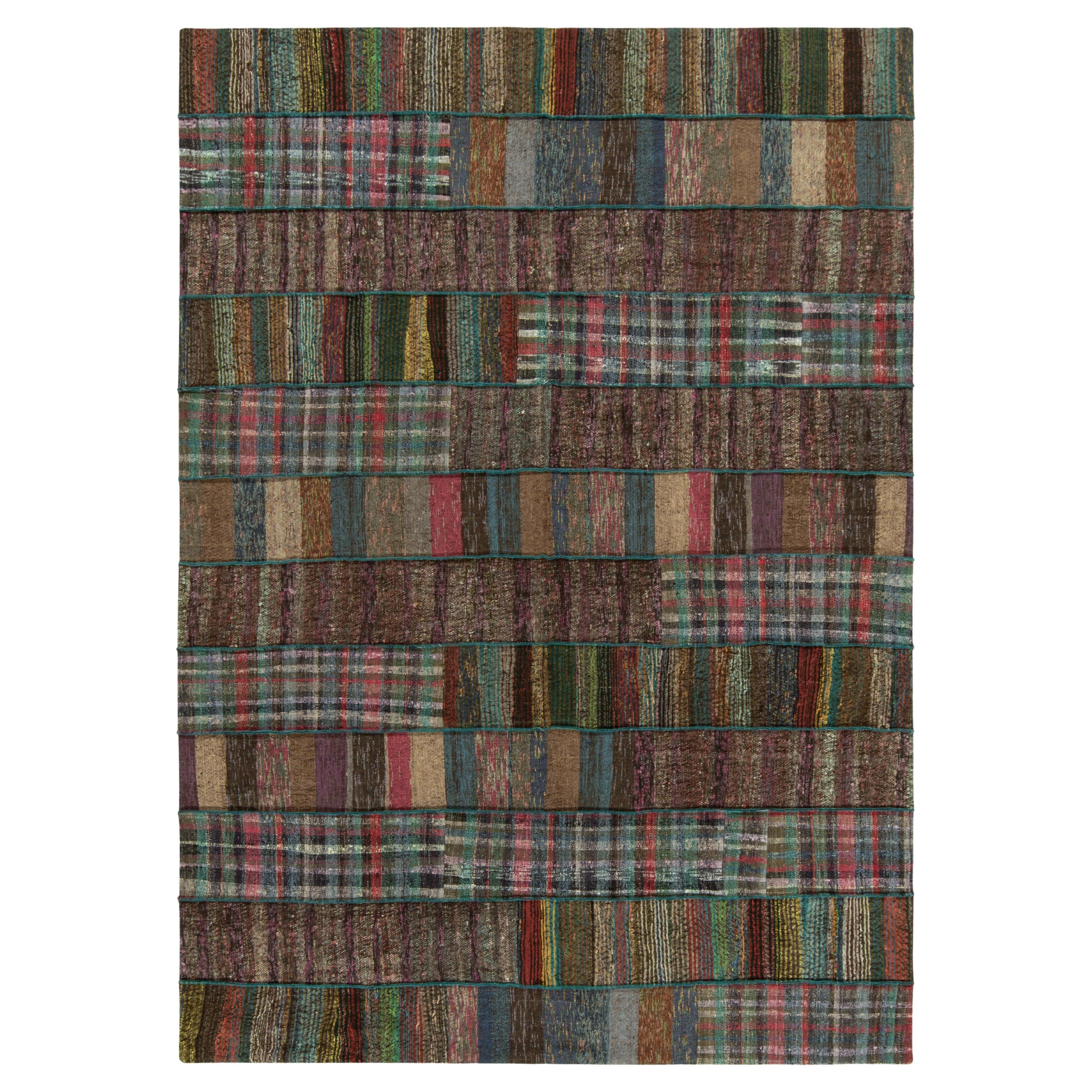 Tapis Kilim moderne en patchwork tissé à la main en stries polychromes de Rug & Kilim