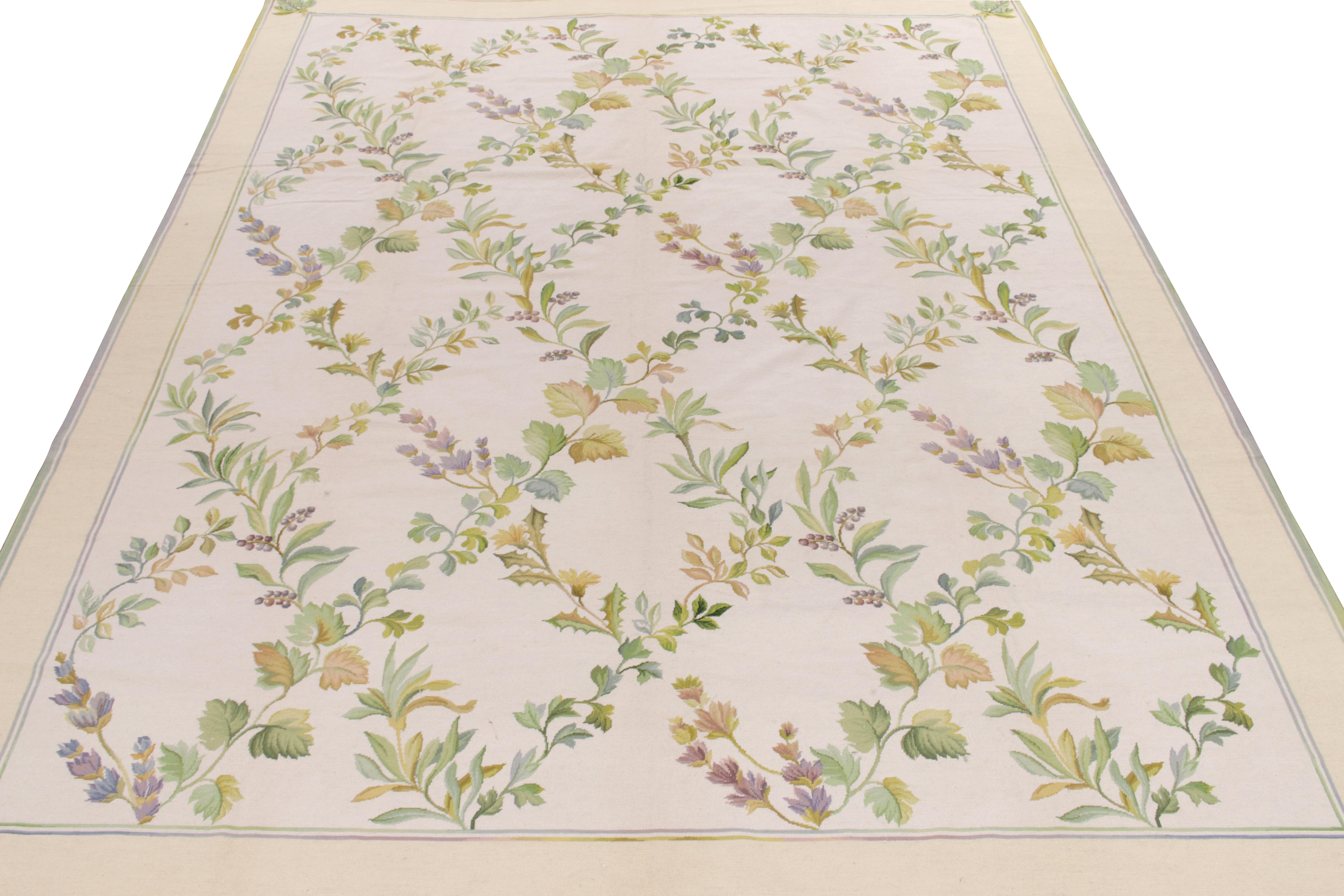 Celebrando las técnicas del tejido de alfombras, esta escala contemporánea de 9x12 es una oda al codiciado estilo del punto de aguja, en el que seductores motivos florales abrazan la escala en tonos verdes, dorados y lilas sobre un fondo suave para