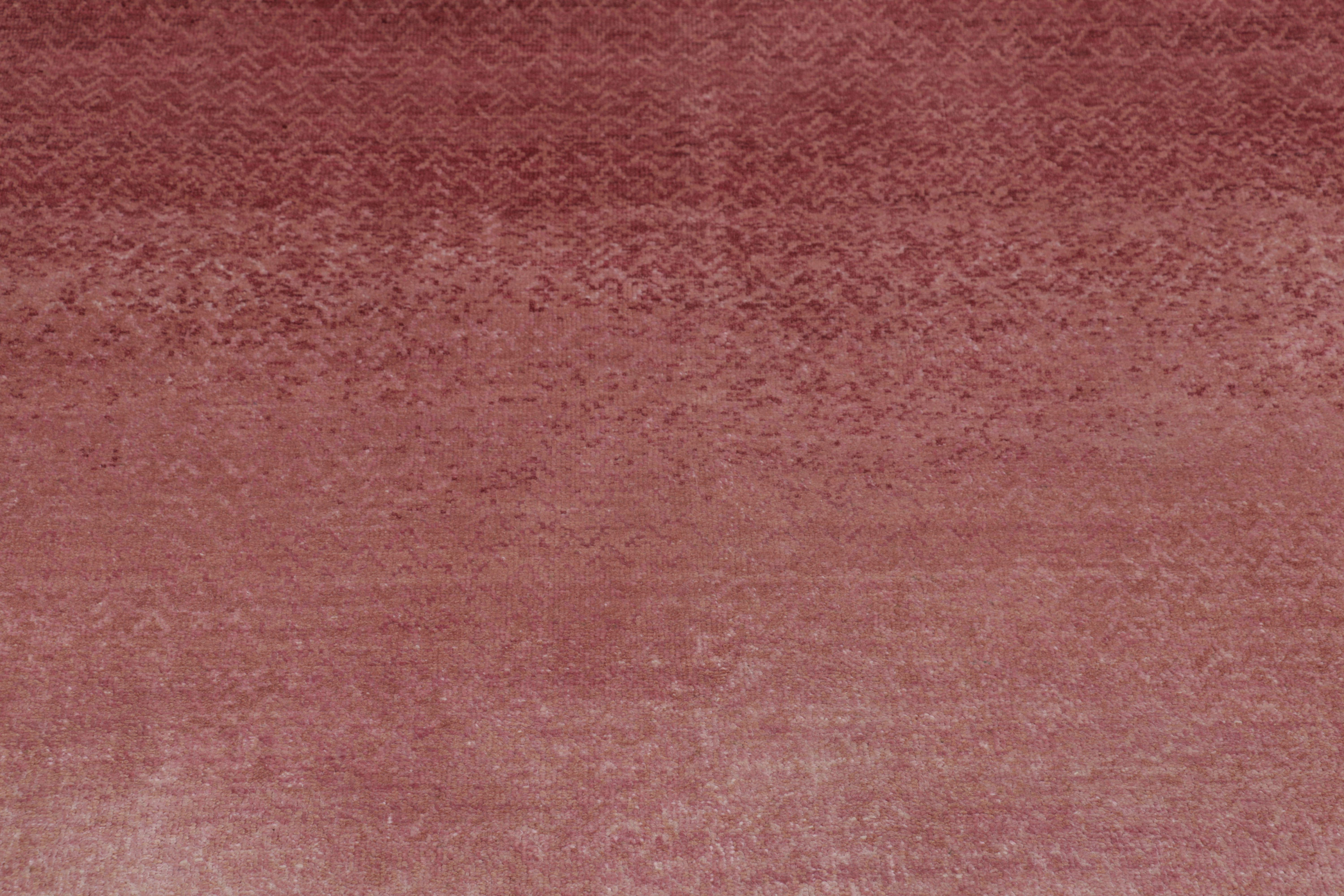 Zeitgenössischer Ombre-Teppich von Rug & Kilim in Rot- und Pink-Tönen (Indisch) im Angebot