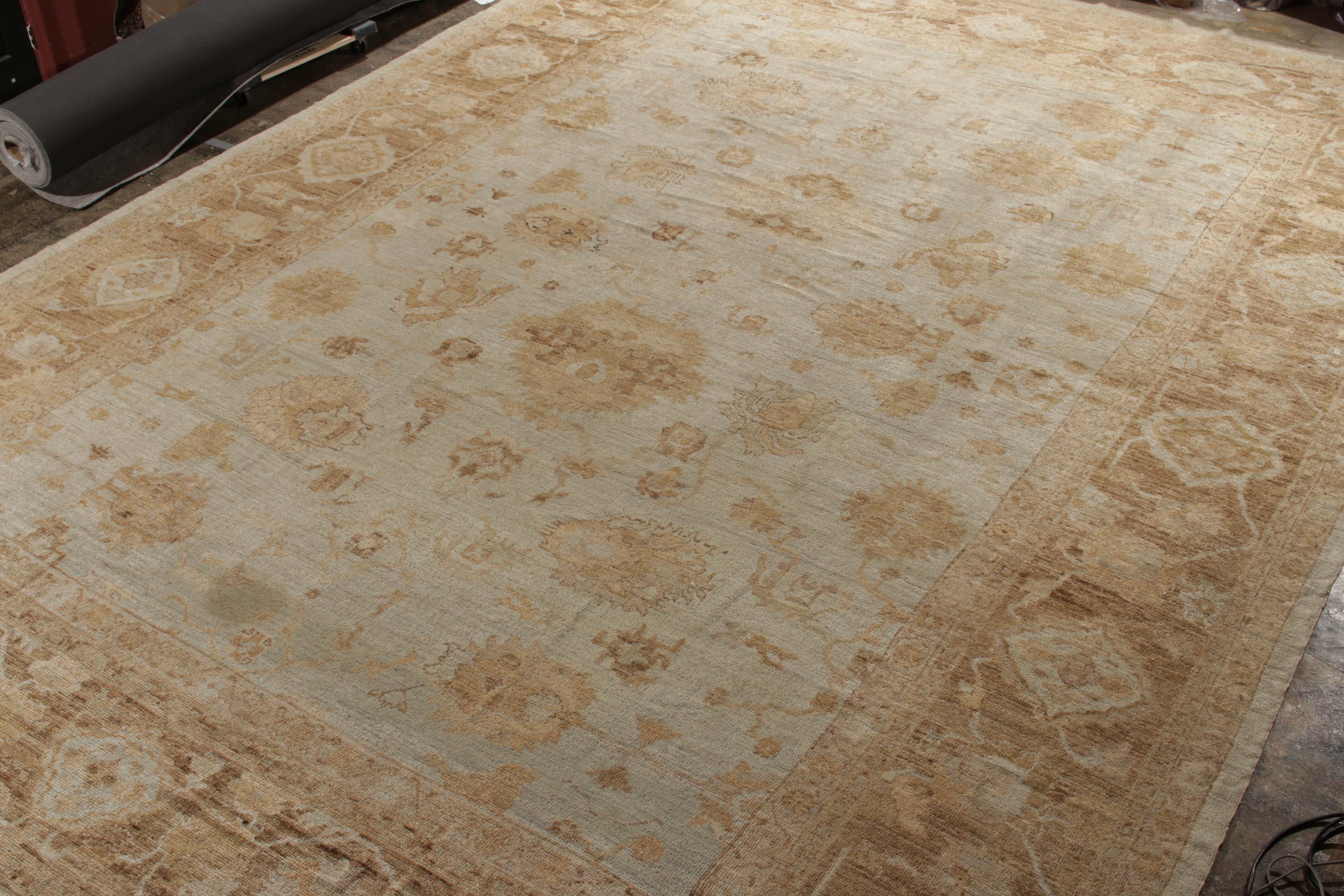 Handgeknüpfter Wollteppich im Format 14x19, eine Hommage an Oushak aus der Modern Classics-Kollektion von Rug & Kilim. Dieses Stück, das das Beste aus klassischen und zeitgenössischen Designinspirationen vereint, zeigt ein königliches, florales,