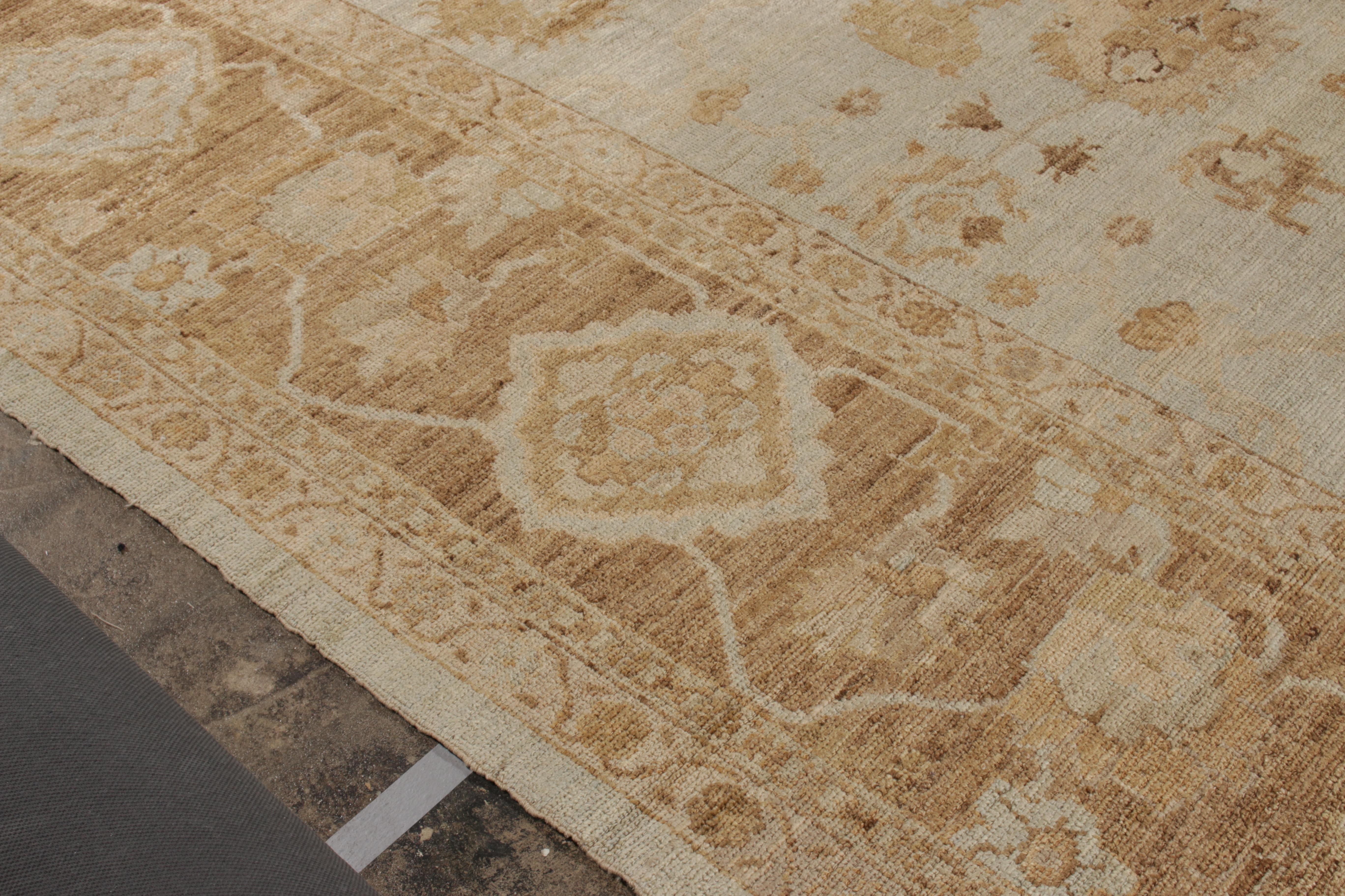 Zeitgenössischer Oushak Teppich & Kelim-Teppich in Allover-Blau, Beige mit Blumenmuster (Wolle) im Angebot