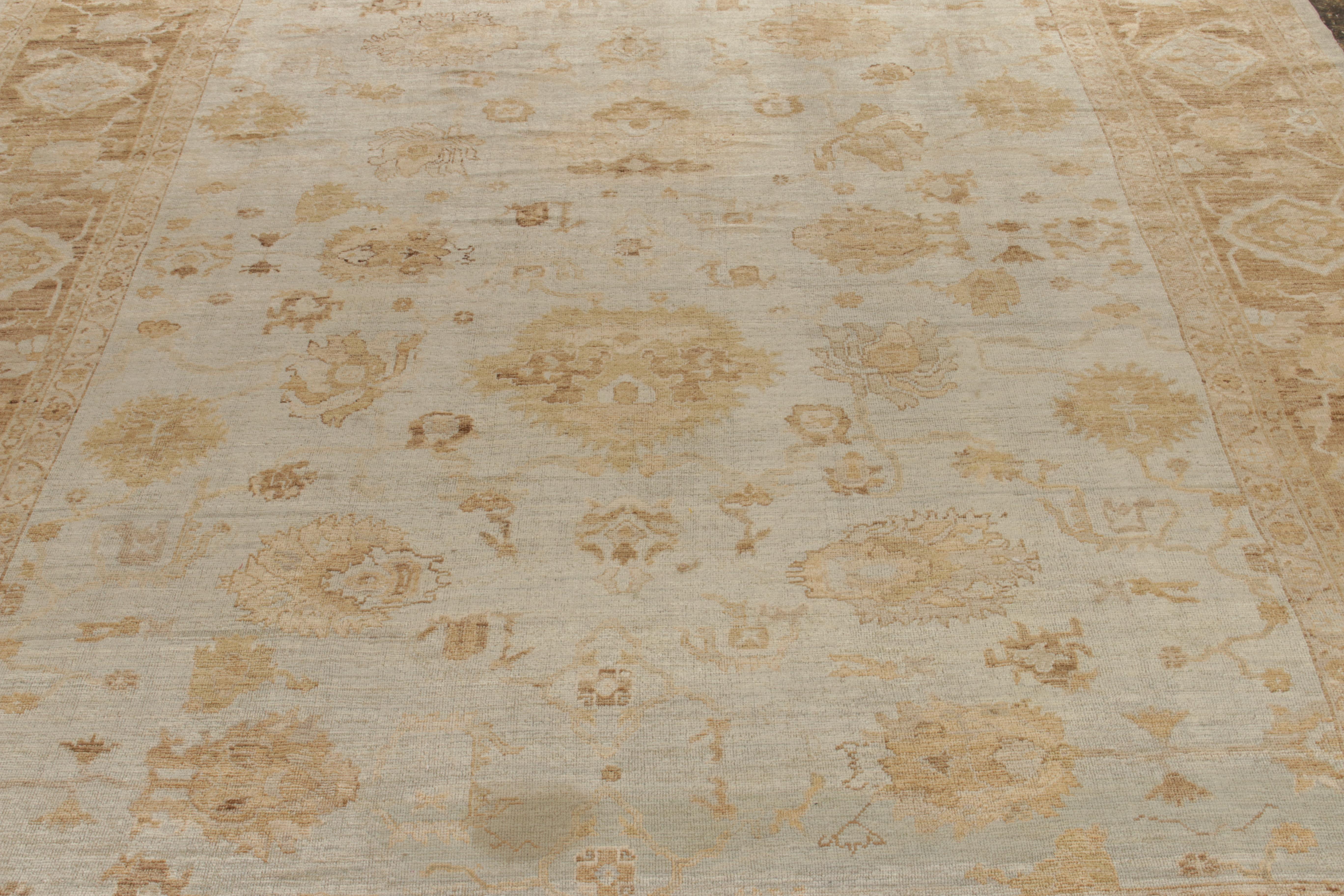 Zeitgenössischer Oushak Teppich & Kelim-Teppich in Allover-Blau, Beige mit Blumenmuster im Angebot 1