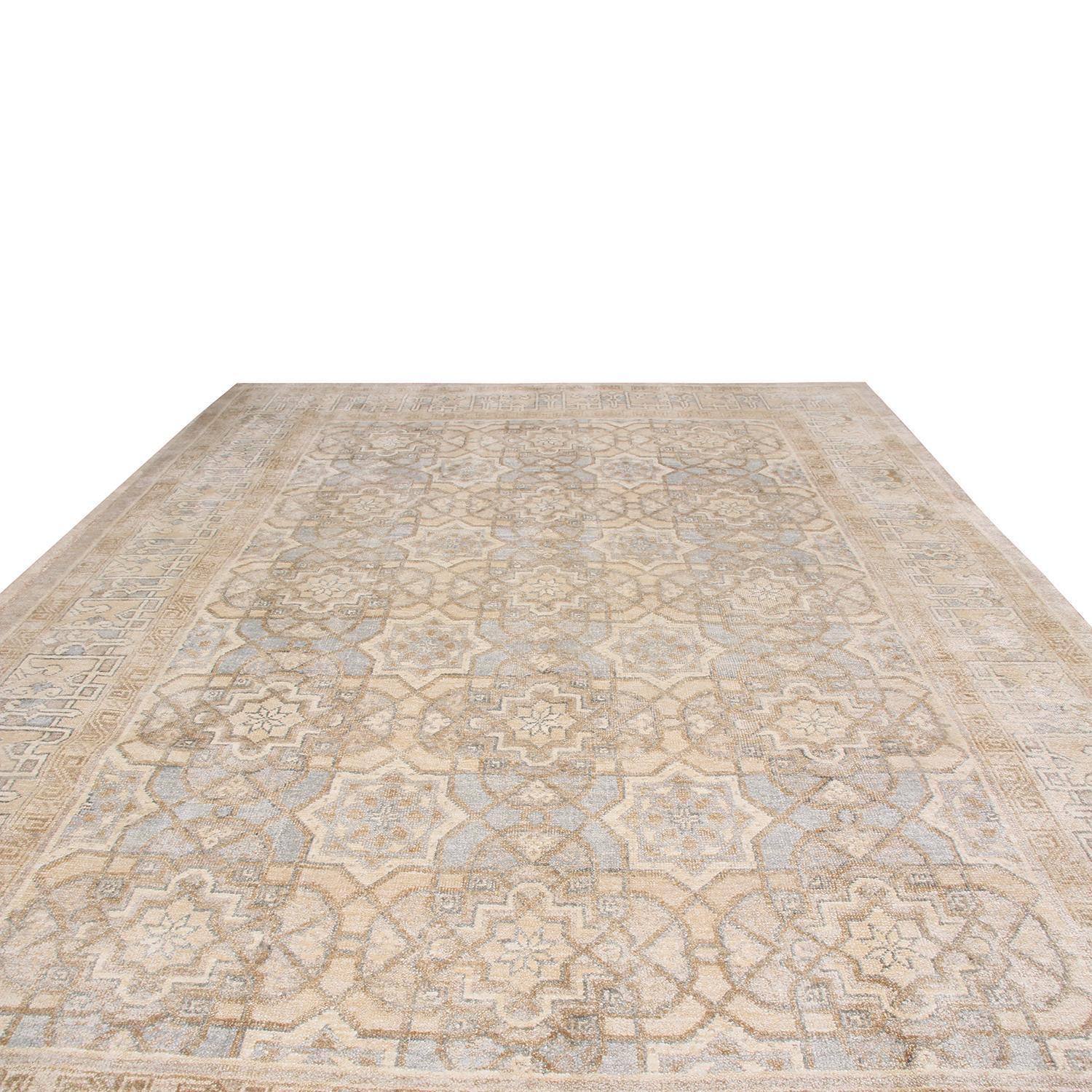Annodato a mano in lana di alta qualità con accenti di seta luminosa proveniente dall'India, questo tappeto Oushak presenta un motivo a campo attento ma stravagante, che si espande con un'intricata distribuzione dei colori artigianali marrone, beige