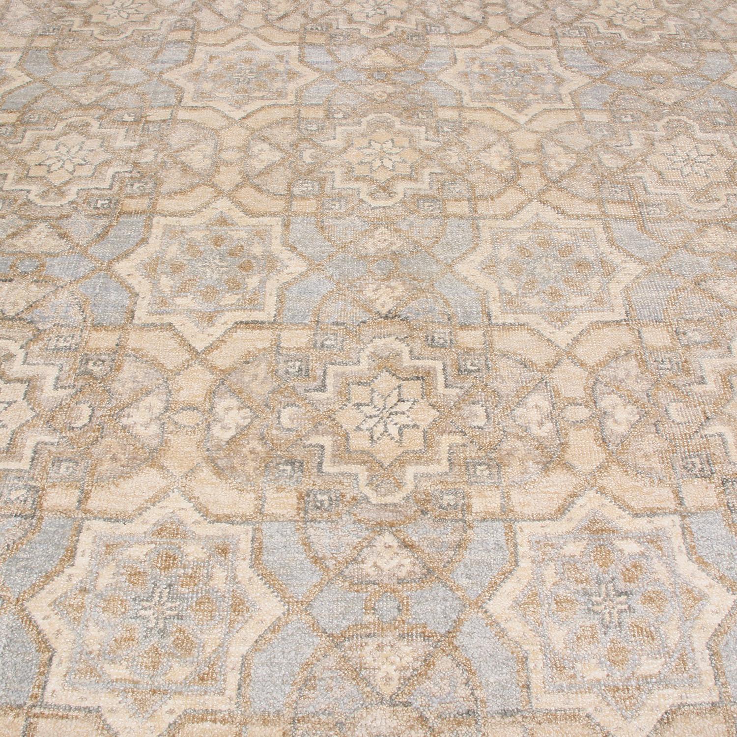 Indiano Rug & Kilim è un tappeto contemporaneo in stile Oushak in lana e seta beige, marrone e blu. in vendita