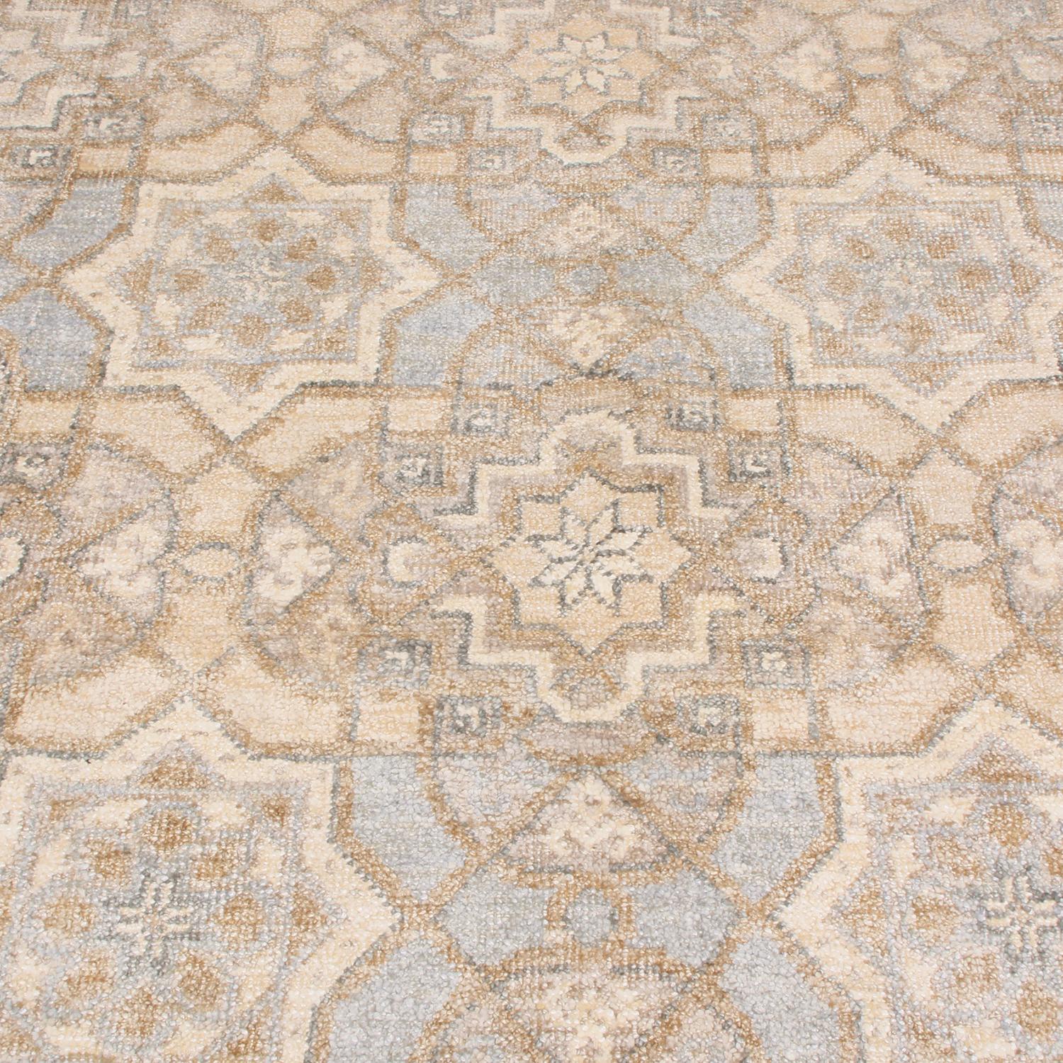 Annodato a mano Rug & Kilim è un tappeto contemporaneo in stile Oushak in lana e seta beige, marrone e blu. in vendita