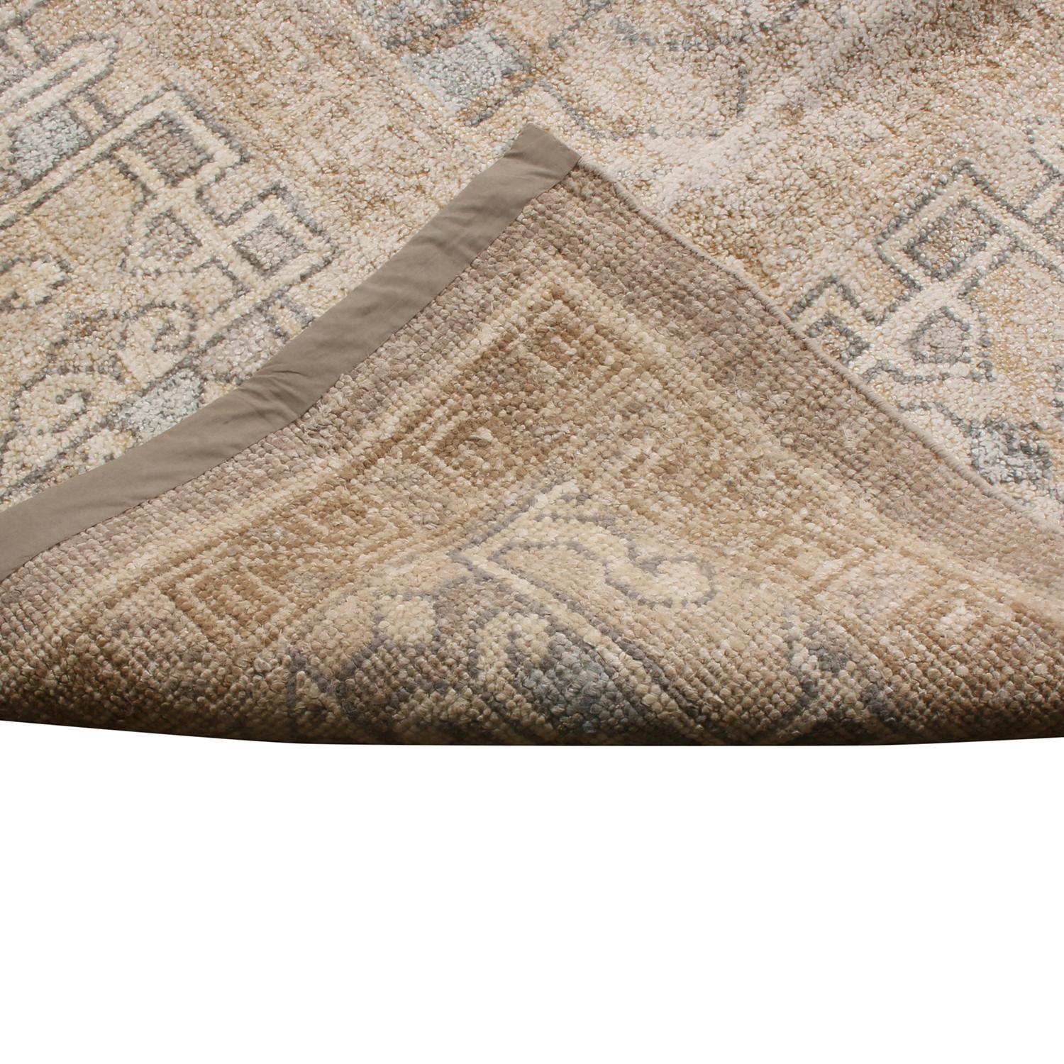 XXI secolo e contemporaneo Rug & Kilim è un tappeto contemporaneo in stile Oushak in lana e seta beige, marrone e blu. in vendita