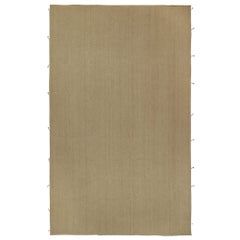 Rug & Kilim è un kilim contemporaneo oversize di colore beige con sfumature marroni.