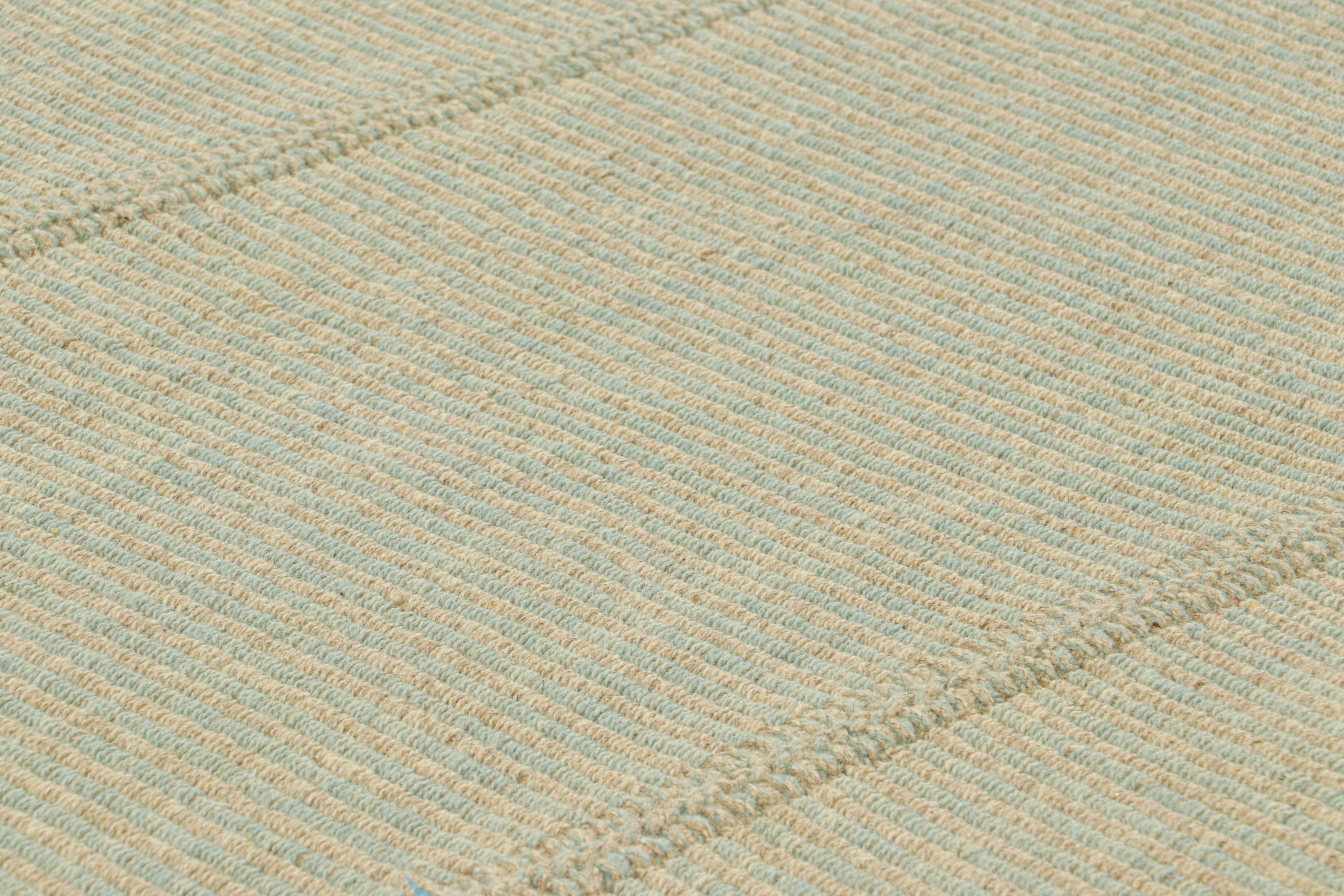 Dieser übergroße 12x15 Kilim aus handgewebter Wolle stammt aus einer aufregenden neuen Flachgewebekollektion von Rug & Kilim, die nach Maß gefertigt wird.

Über das Design:

