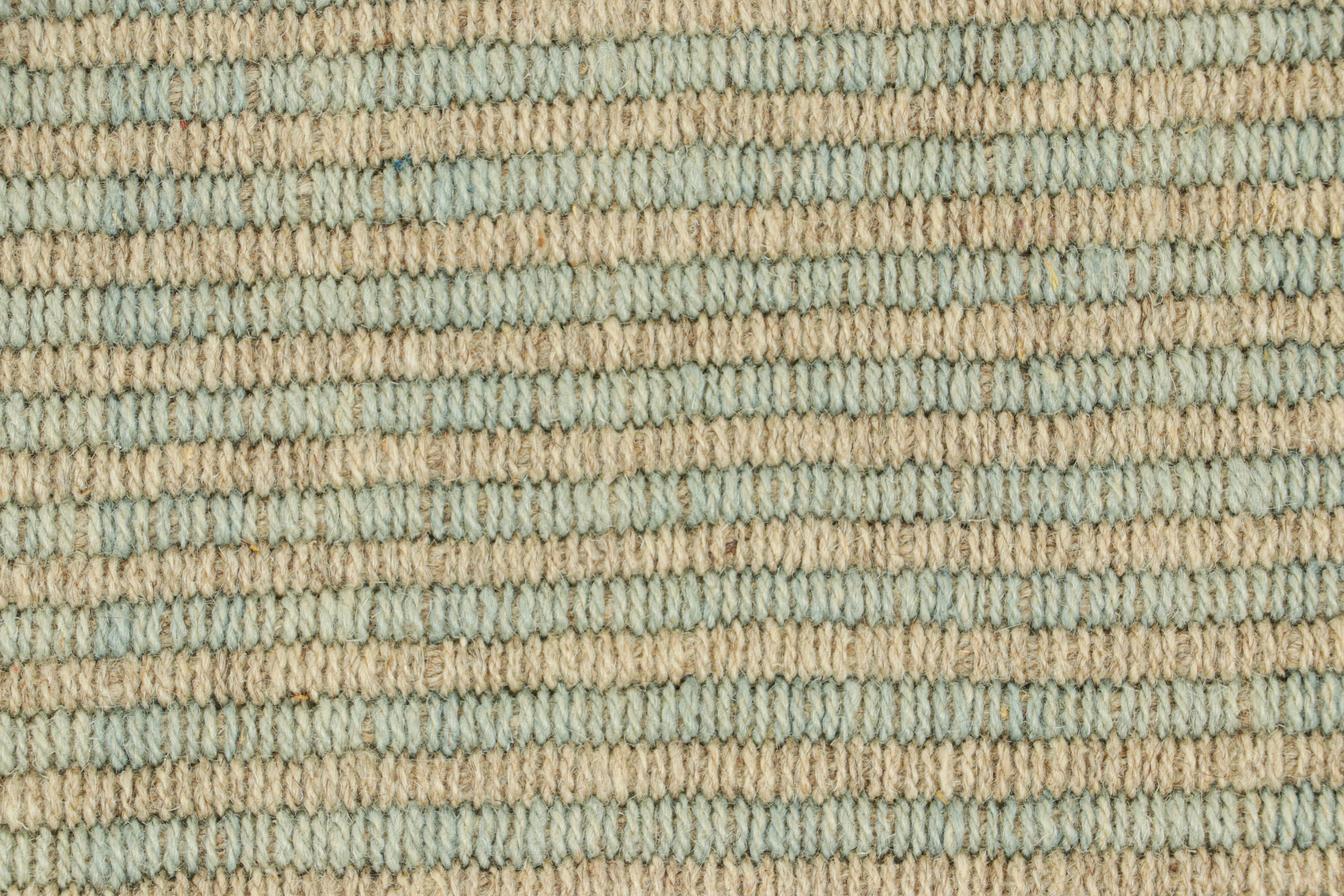 Moderno Rug & Kilim è un kilim contemporaneo oversize a strisce blu e beige. in vendita