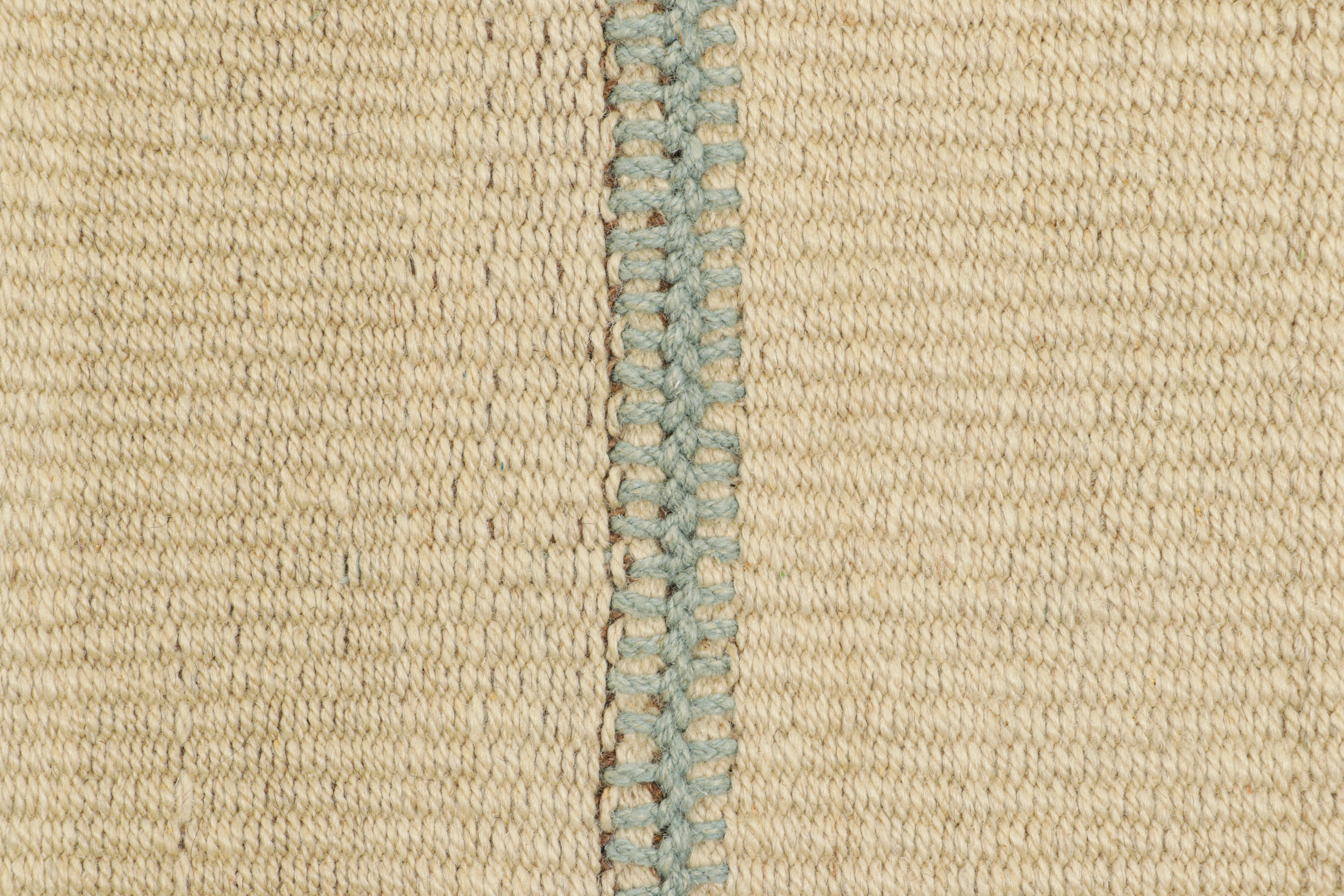 Moderne Rug & Kilim's Contemporary Oversized Kilim in Blue and Beige Textural Stripes (Kilim contemporain surdimensionné à rayures texturées bleu et beige) en vente