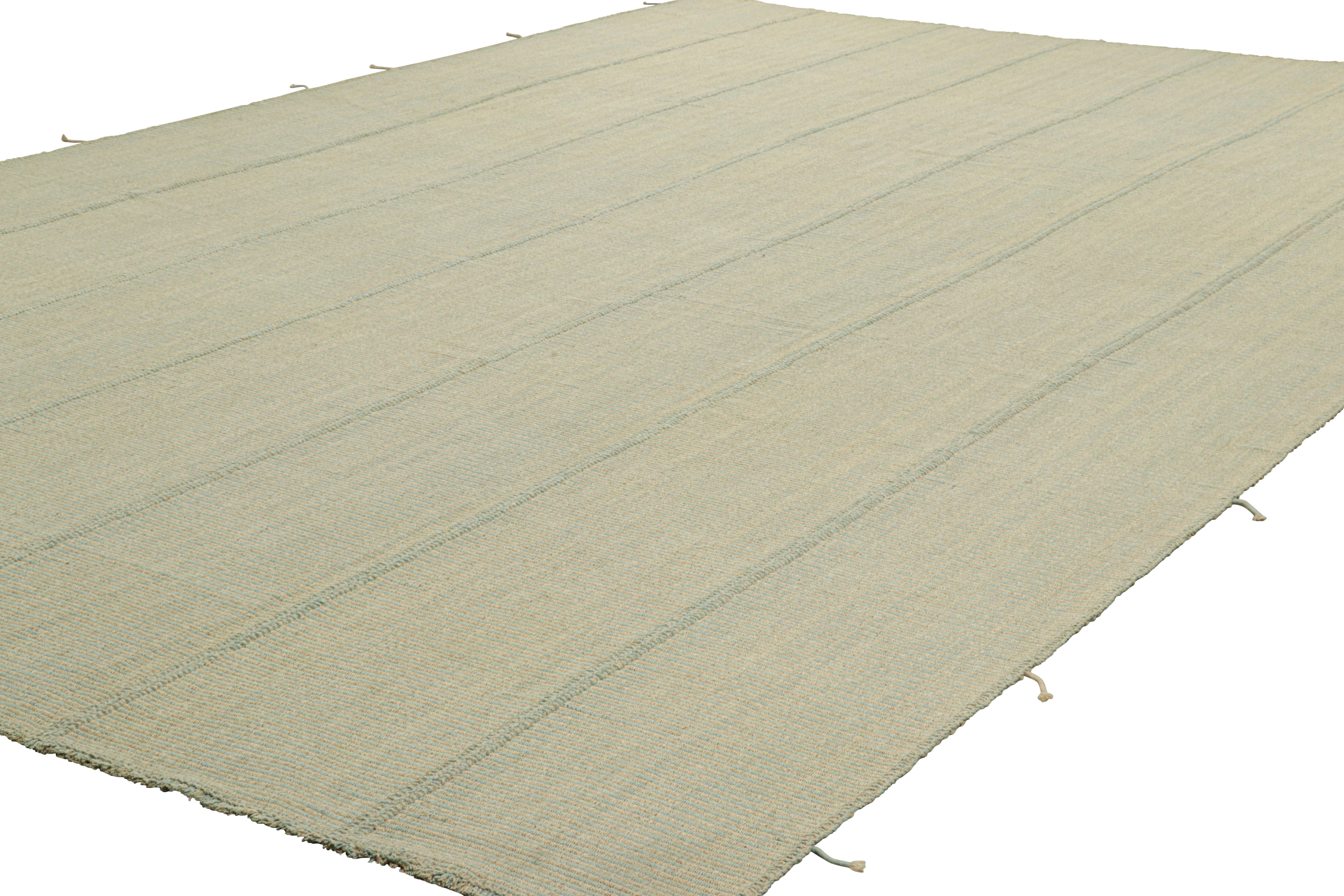 Afghano Rug & Kilim è un kilim contemporaneo oversize a strisce blu e beige. in vendita