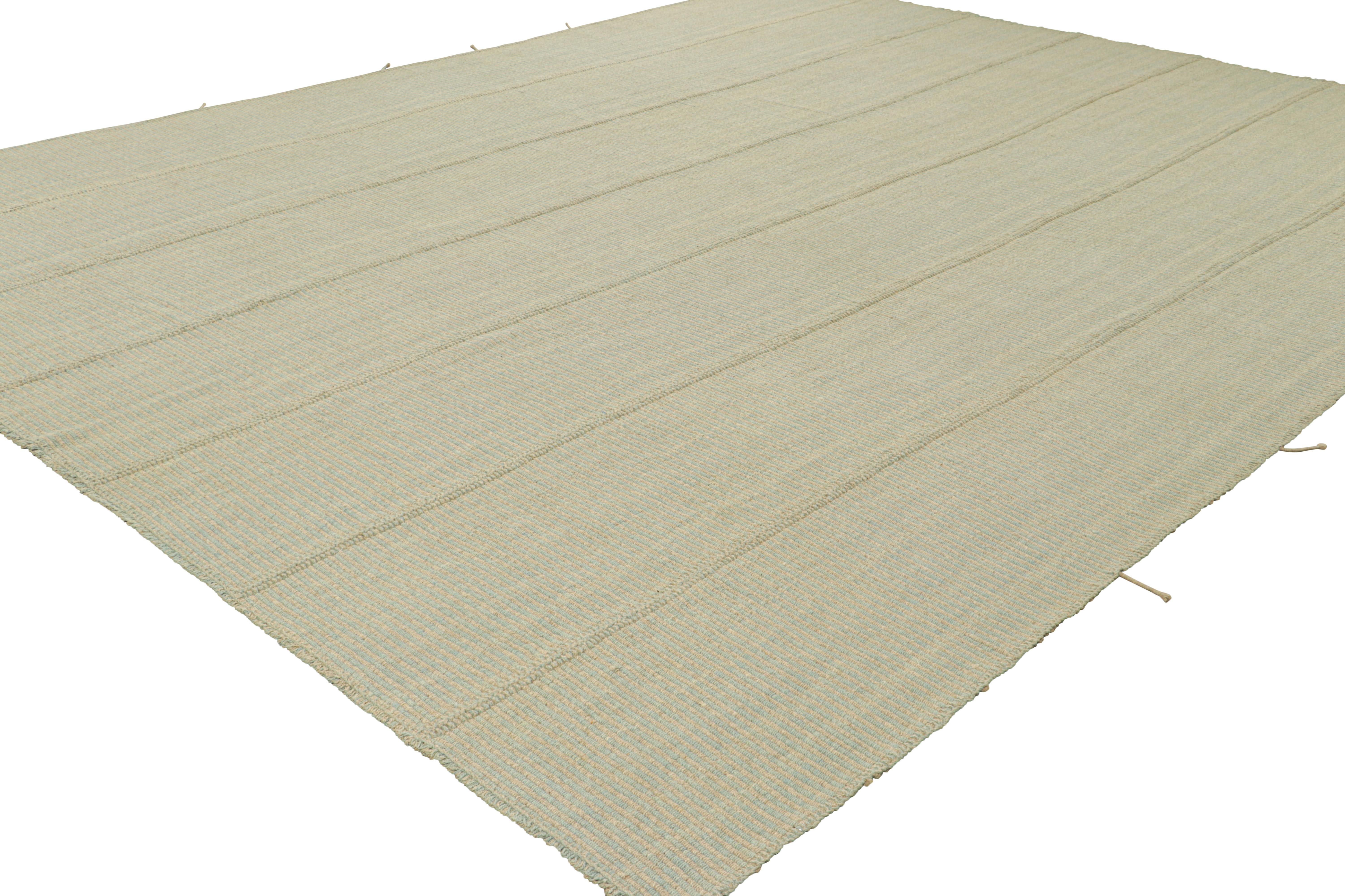 Rug & Kilim's Contemporary Oversized Kilim in Blau und Beige Textural Stripes (Afghanisch) im Angebot