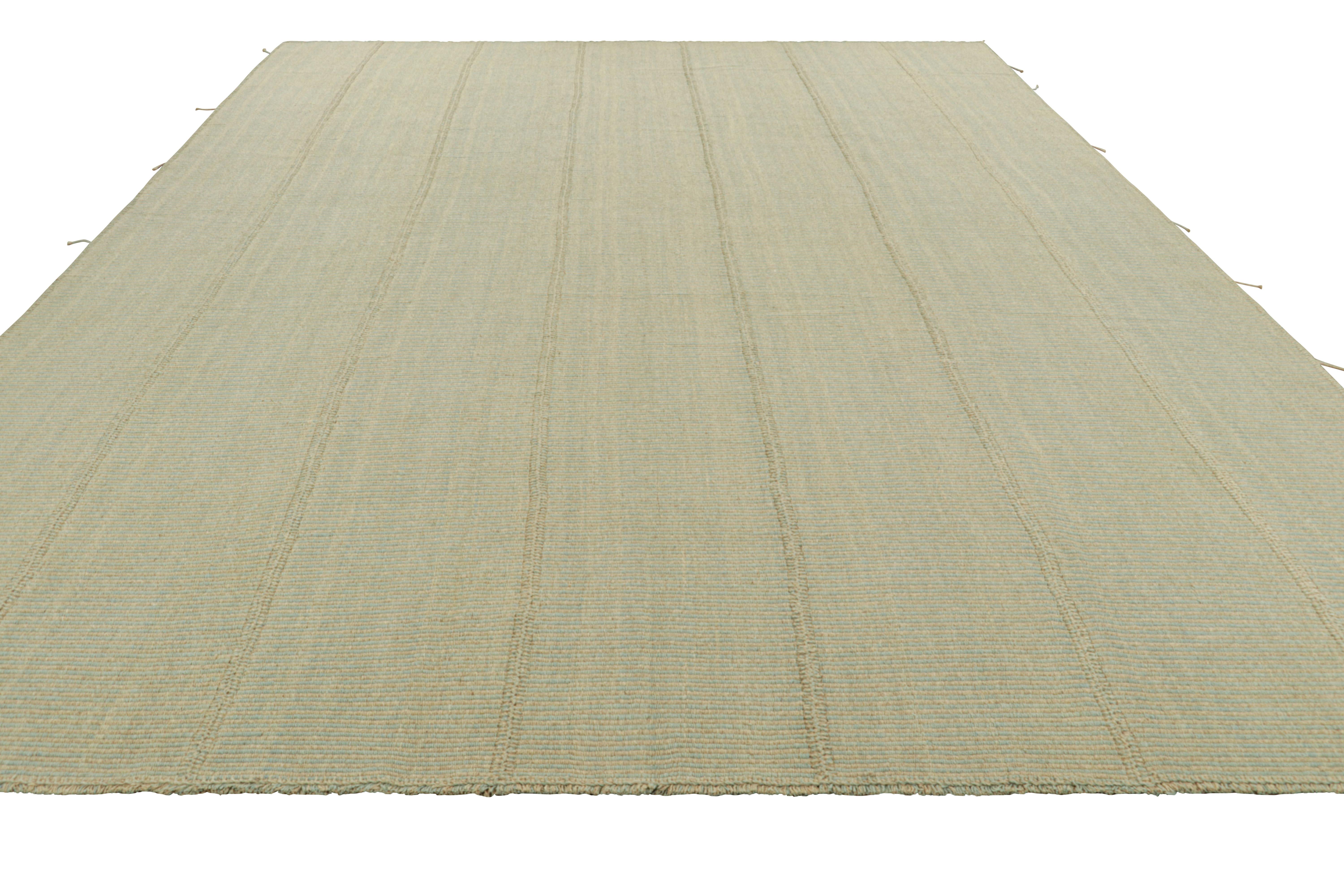 Tessuto a mano Rug & Kilim è un kilim contemporaneo oversize a strisce blu e beige. in vendita