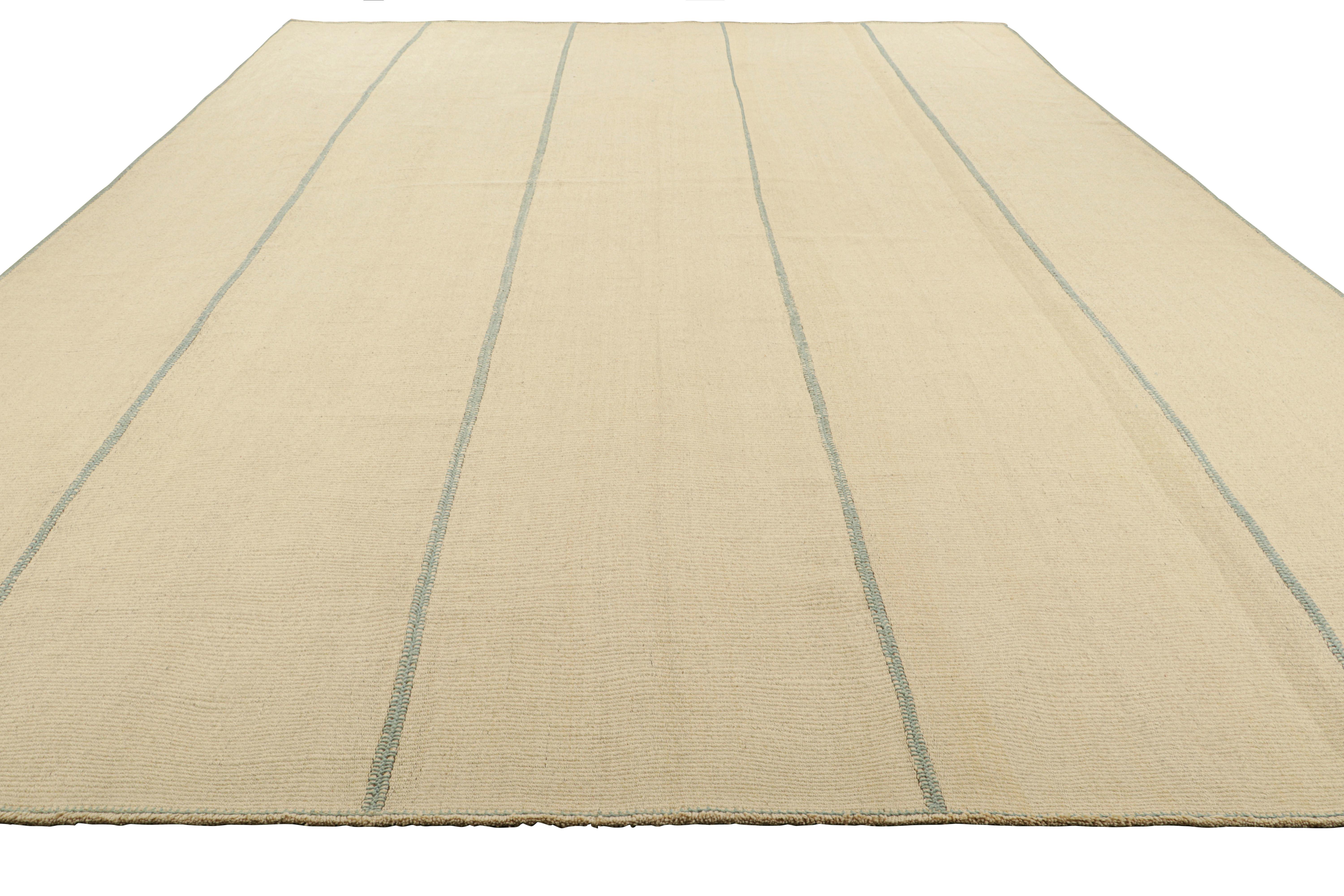 Tessuto a mano Rug & Kilim è un kilim contemporaneo oversize a strisce blu e beige. in vendita