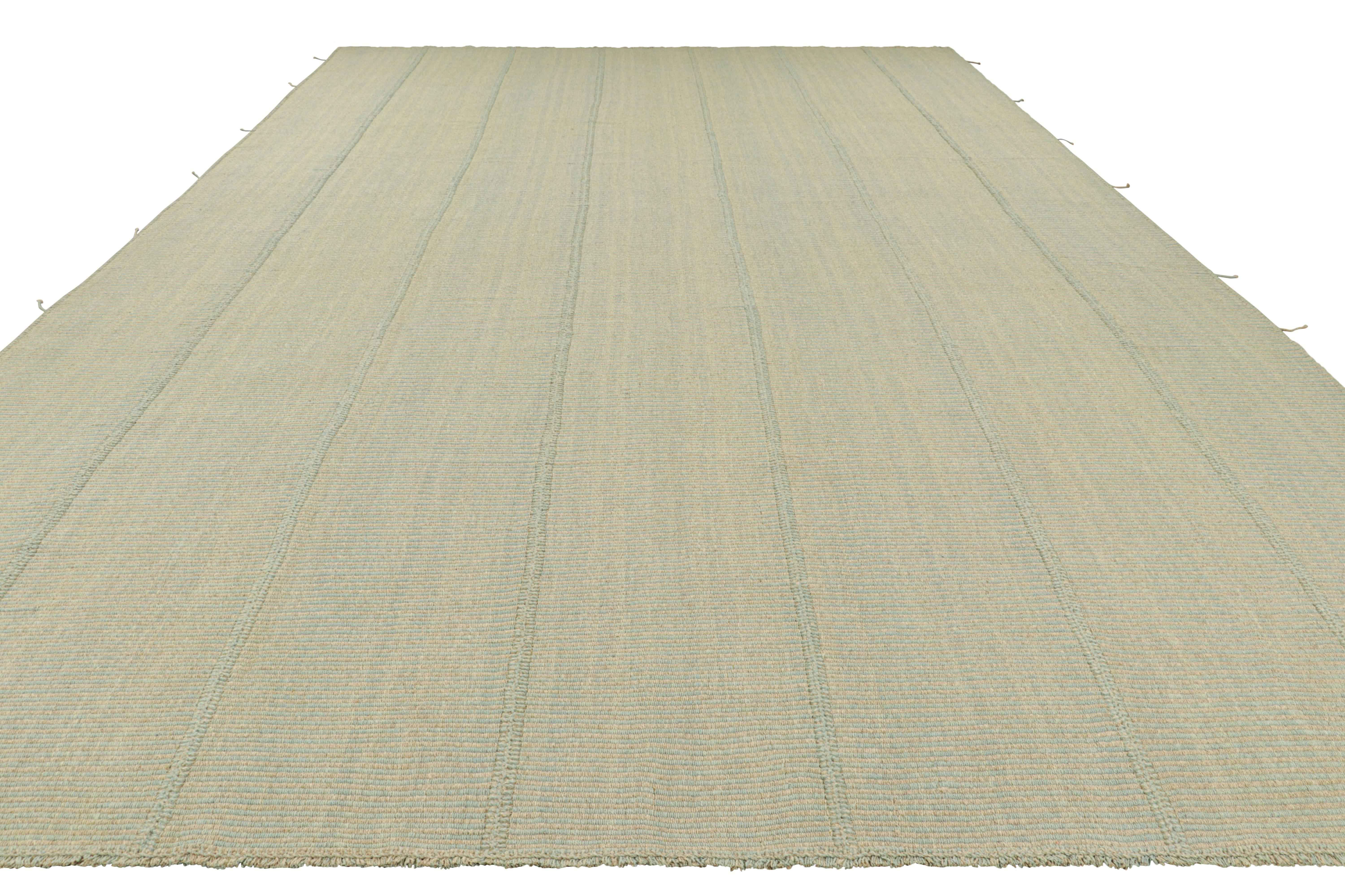 Tessuto a mano Rug & Kilim è un kilim contemporaneo oversize a strisce blu e beige. in vendita