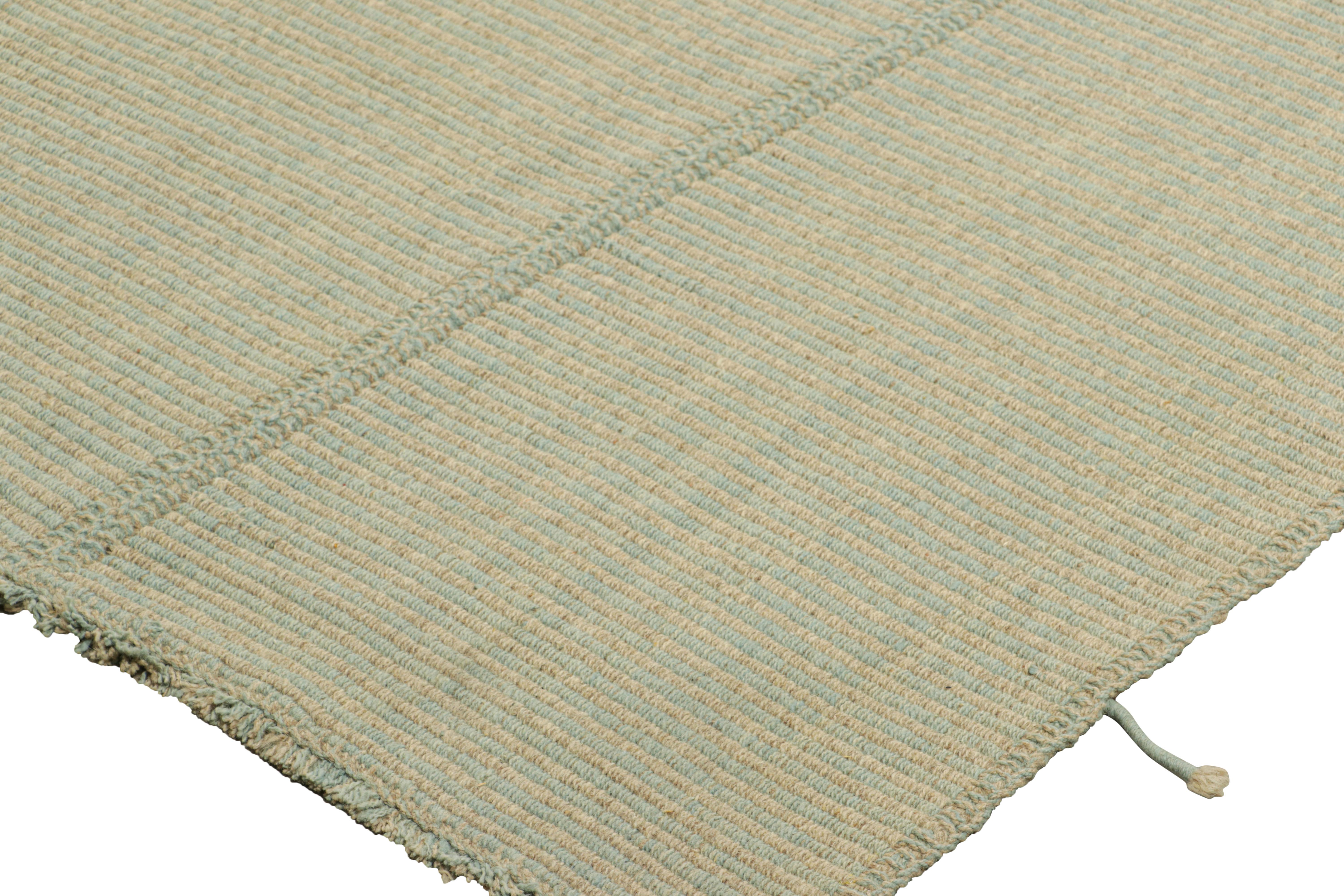 Rug & Kilim è un kilim contemporaneo oversize a strisce blu e beige. In condizioni Nuovo in vendita a Long Island City, NY