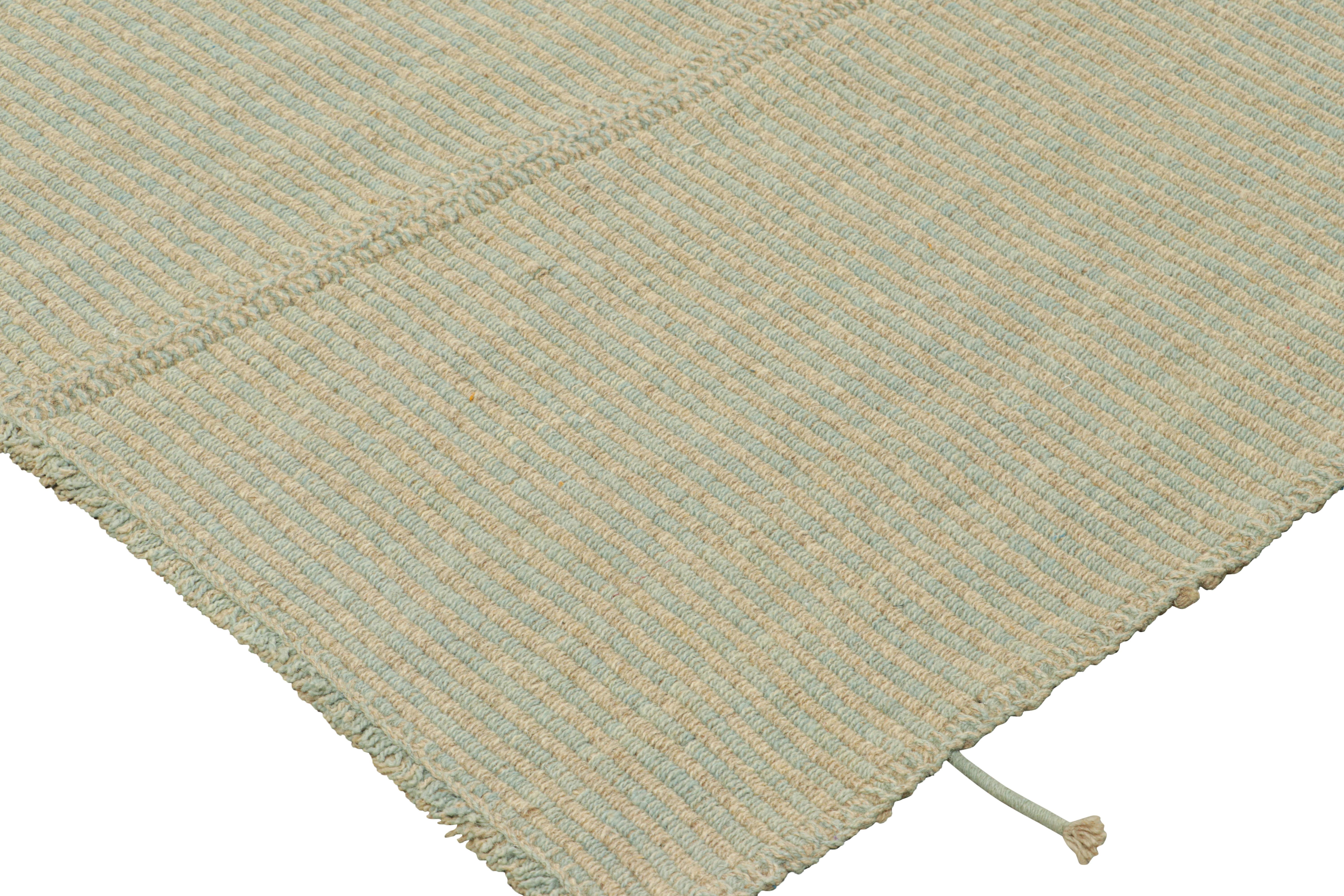 Rug & Kilim's Contemporary Oversized Kilim in Blau und Beige Textural Stripes im Zustand „Neu“ im Angebot in Long Island City, NY