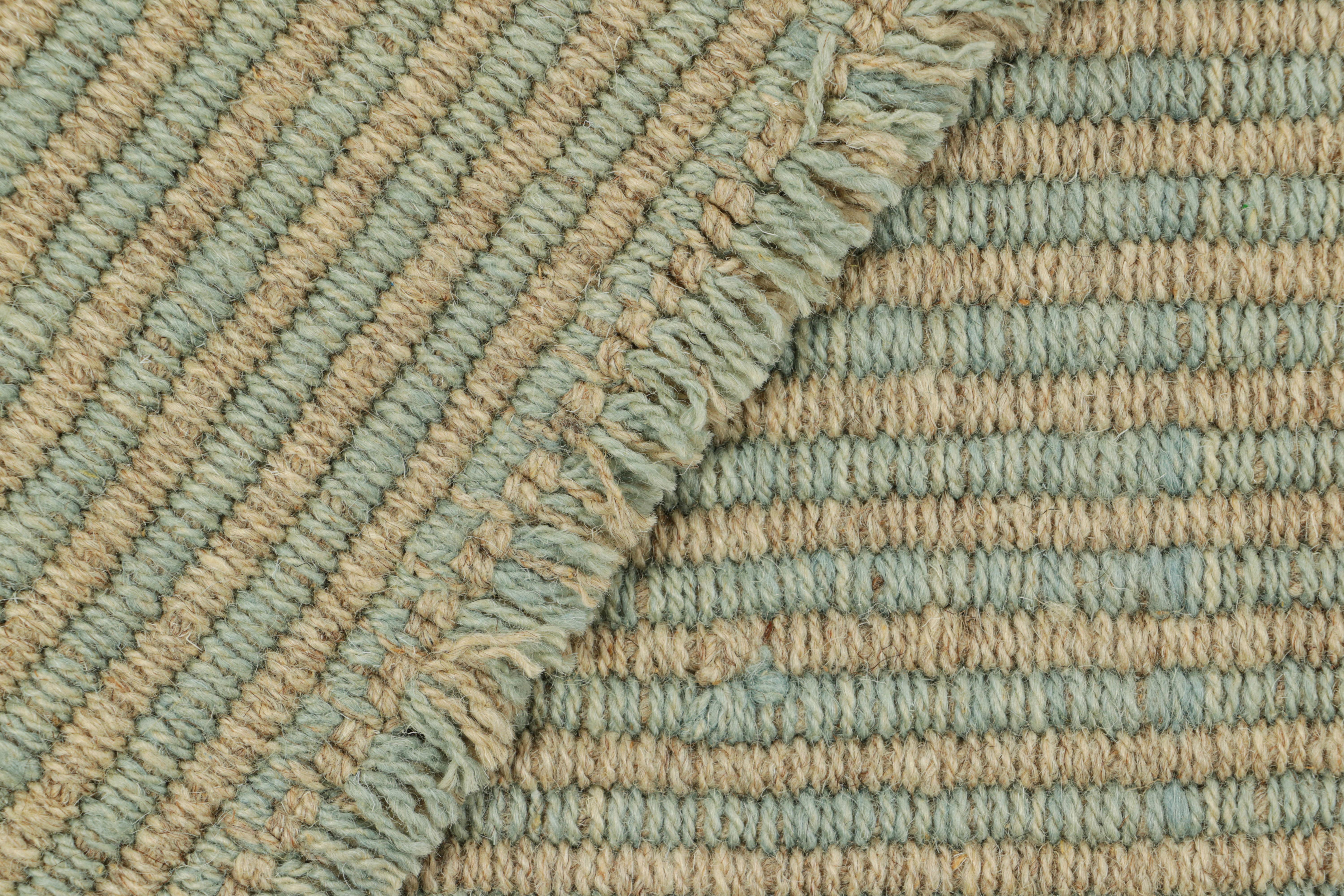 XXI secolo e contemporaneo Rug & Kilim è un kilim contemporaneo oversize a strisce blu e beige. in vendita