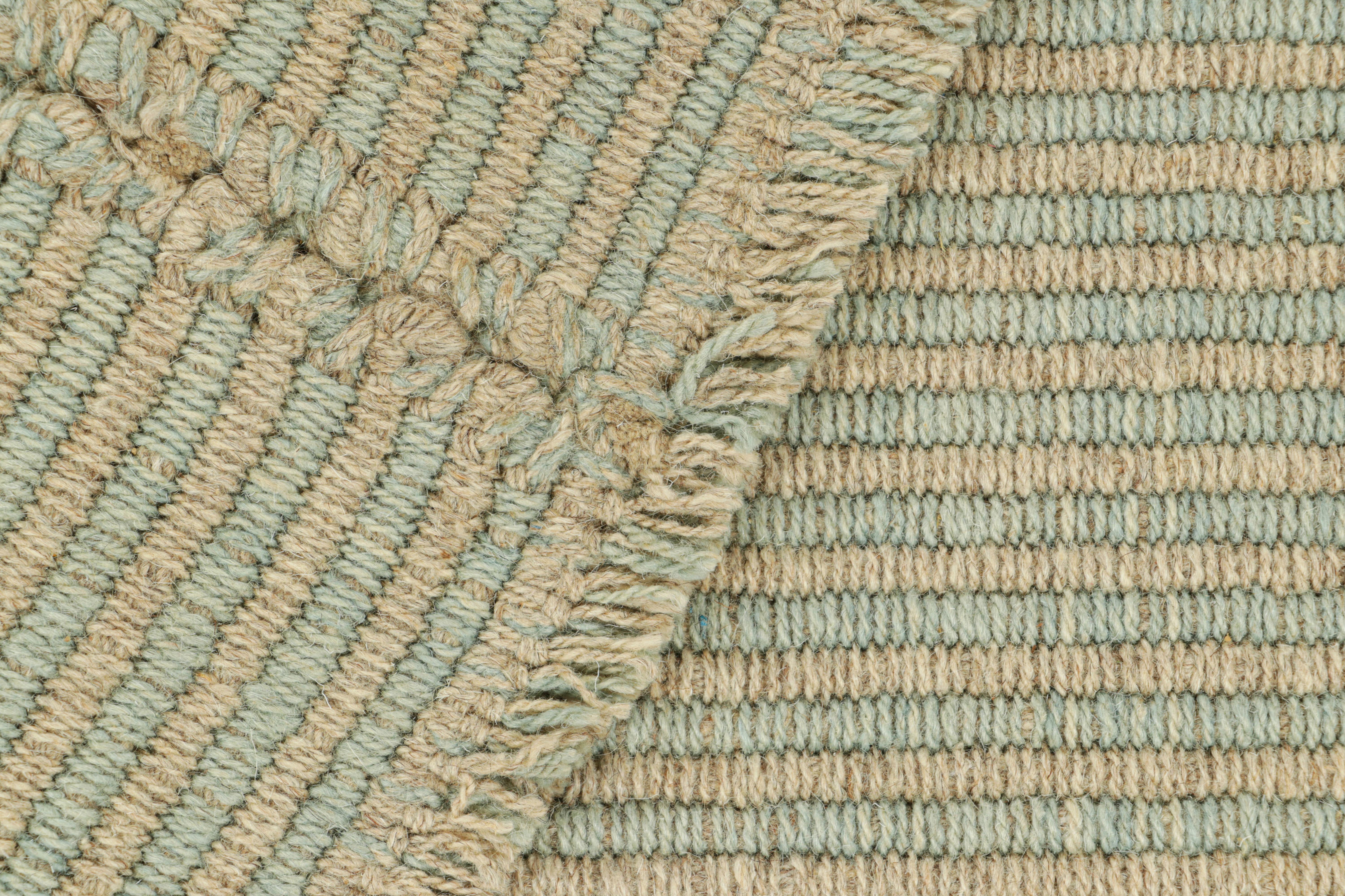 Rug & Kilim's Contemporary Oversized Kilim in Blau und Beige Textural Stripes (21. Jahrhundert und zeitgenössisch) im Angebot