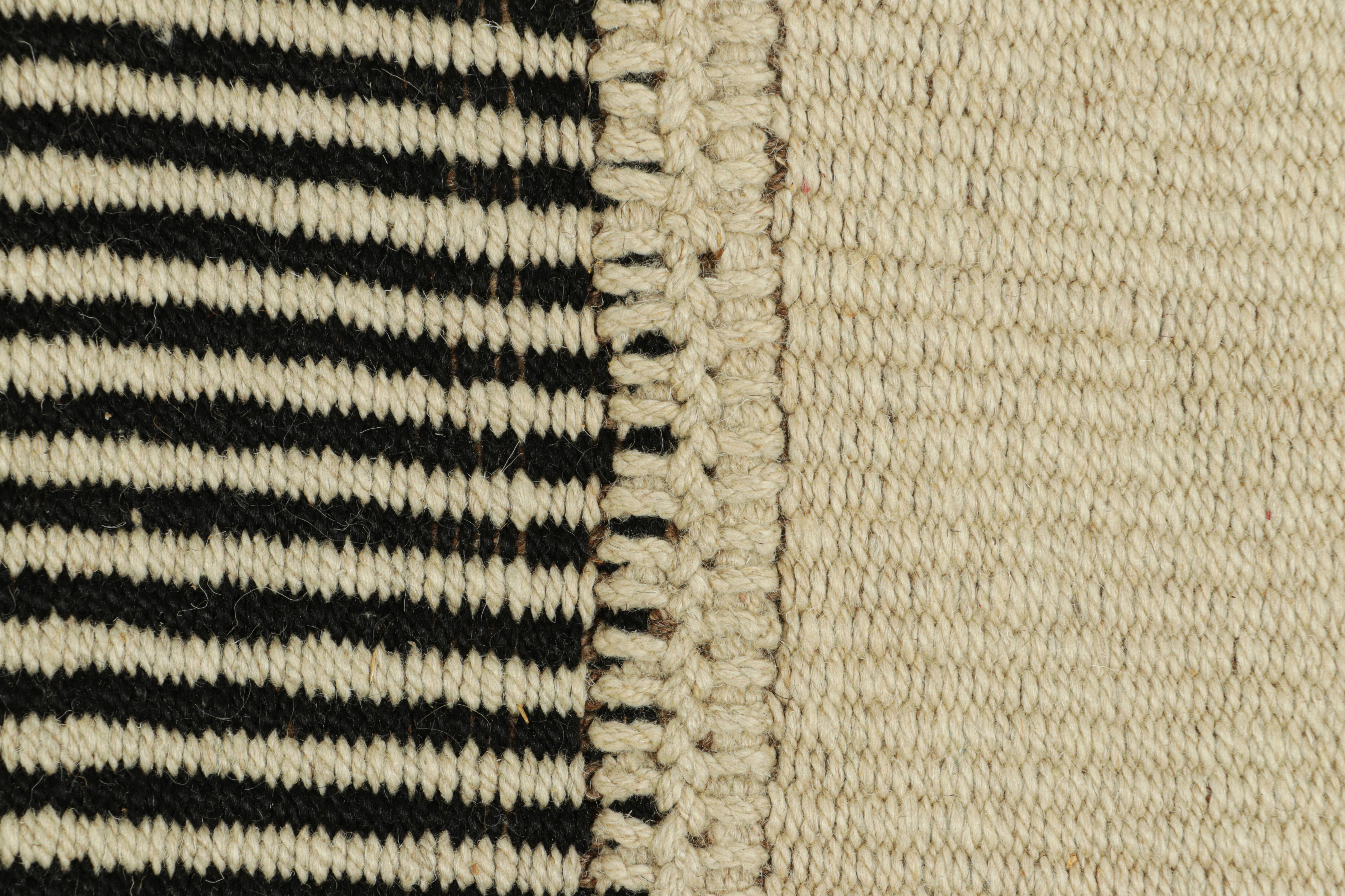 Moderne Rug & Kilim's Contemporary Oversized Kilim in Cream White and Black Stripes (Kilim contemporain surdimensionné avec des rayures crème, blanches et noires) en vente