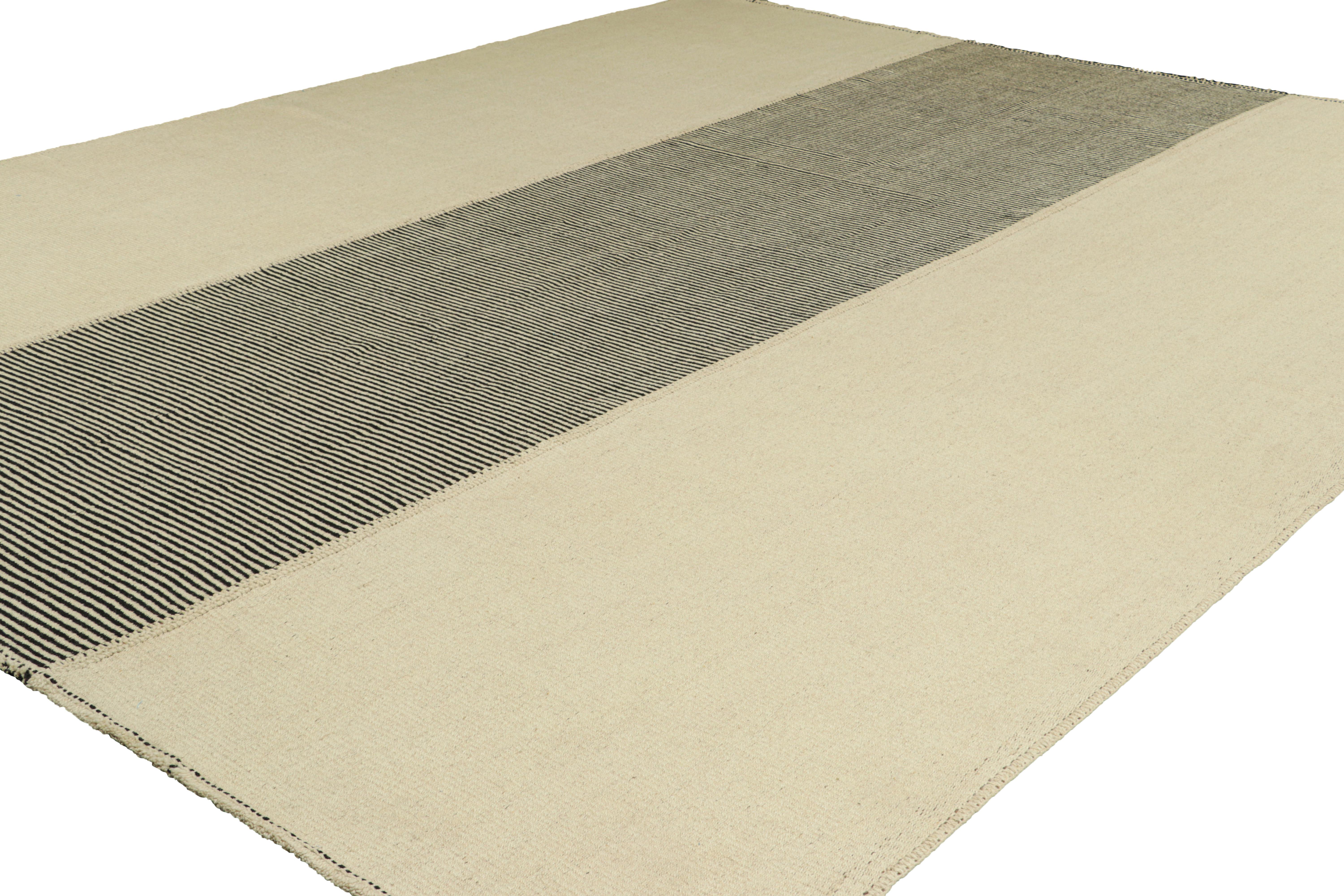 Afghan Rug & Kilim's Contemporary Oversized Kilim in Cream White and Black Stripes (Kilim contemporain surdimensionné avec des rayures crème, blanches et noires) en vente
