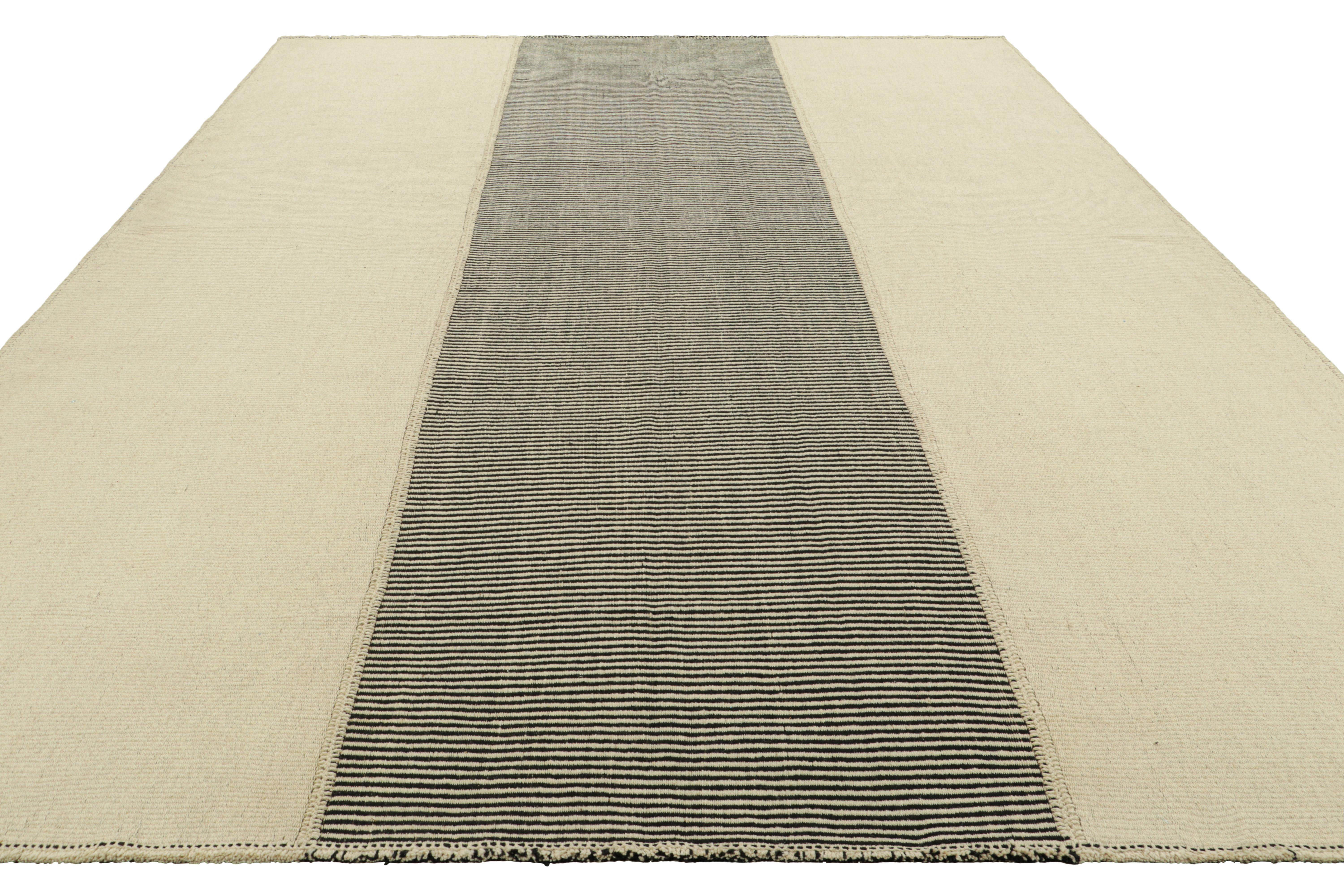Tissé à la main Rug & Kilim's Contemporary Oversized Kilim in Cream White and Black Stripes (Kilim contemporain surdimensionné avec des rayures crème, blanches et noires) en vente