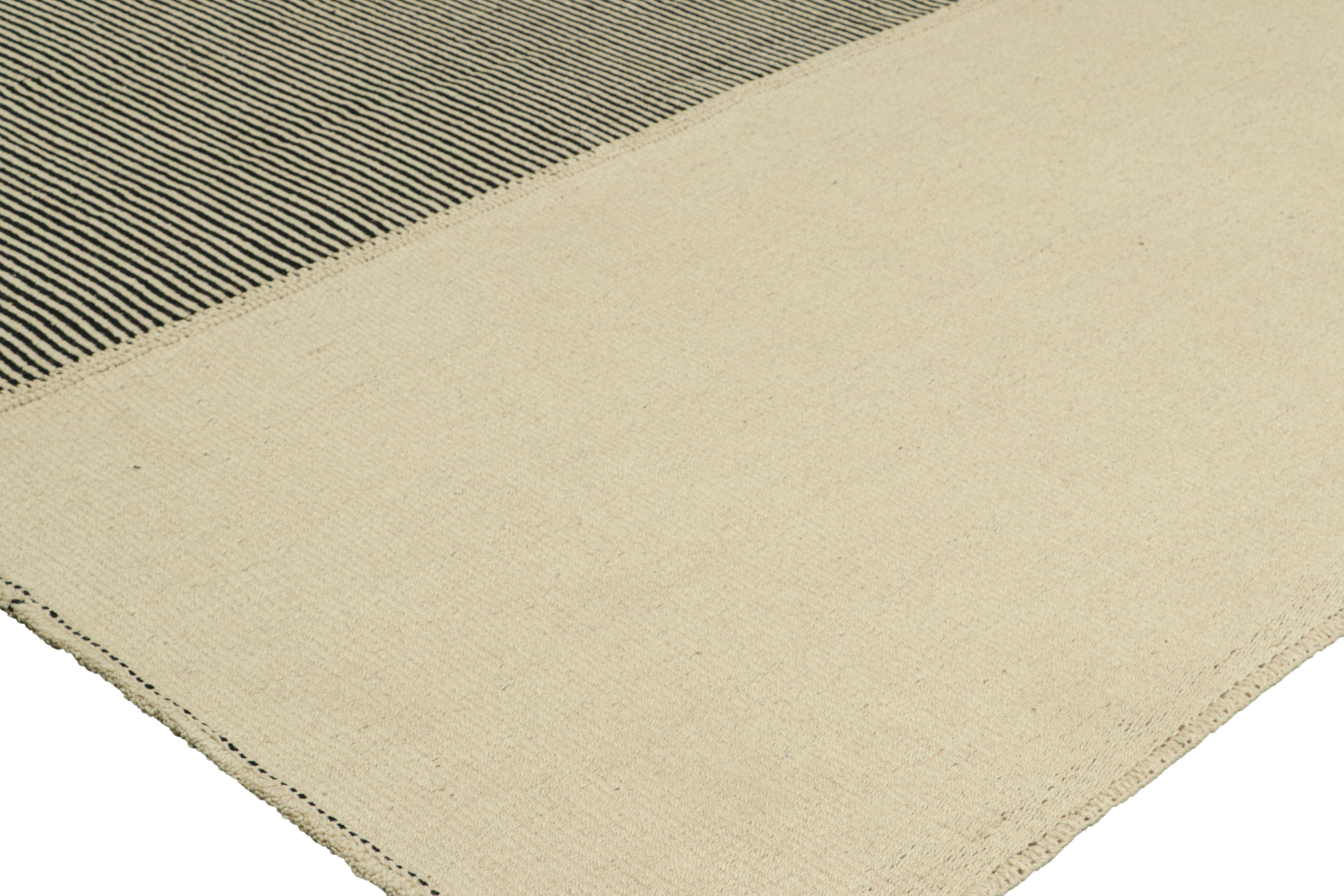Rug & Kilim's Contemporary Oversized Kilim in Cream White and Black Stripes (Kilim contemporain surdimensionné avec des rayures crème, blanches et noires) Neuf - En vente à Long Island City, NY