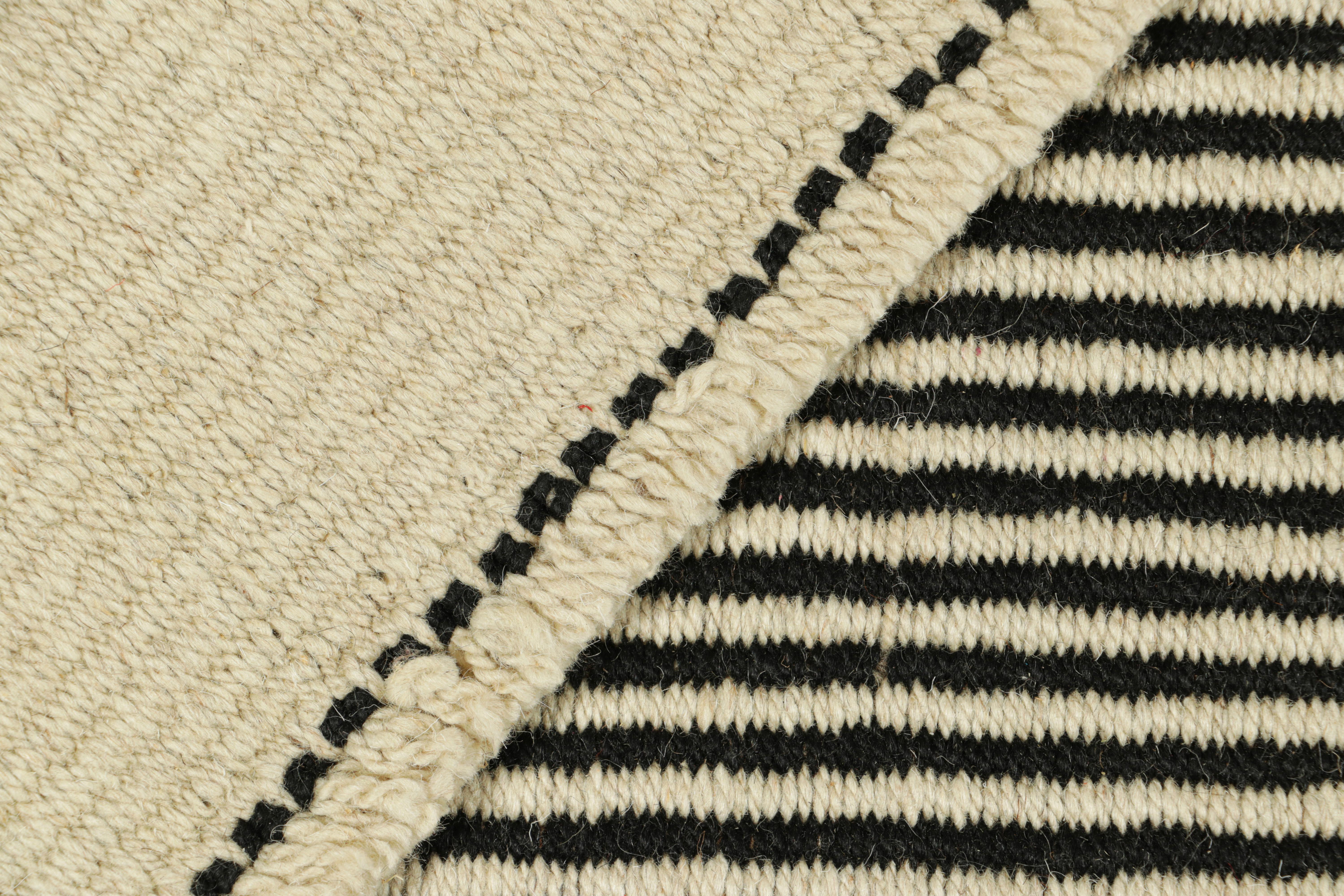XXIe siècle et contemporain Rug & Kilim's Contemporary Oversized Kilim in Cream White and Black Stripes (Kilim contemporain surdimensionné avec des rayures crème, blanches et noires) en vente