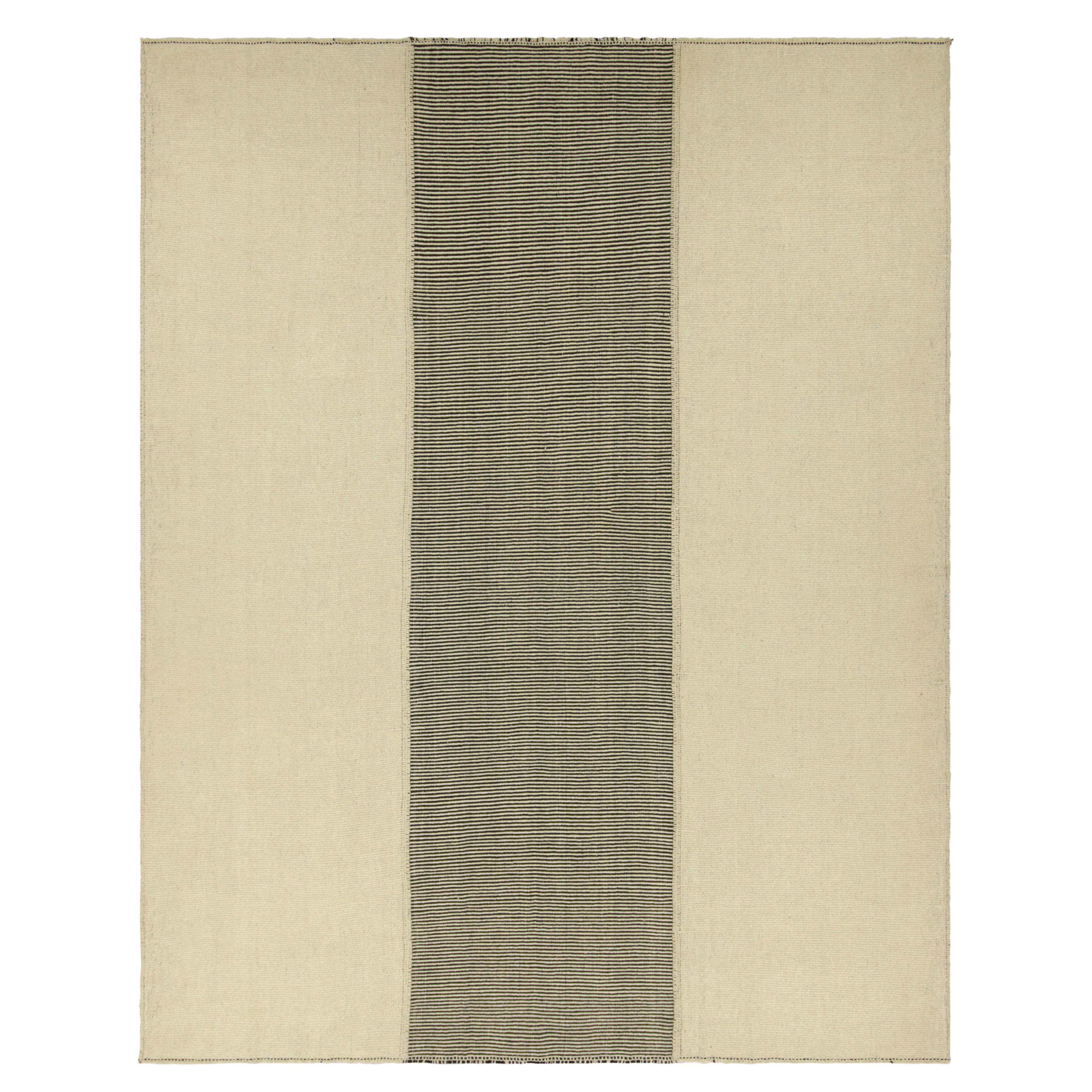 Rug & Kilim è un kilim contemporaneo oversize a strisce bianche e nere color crema.