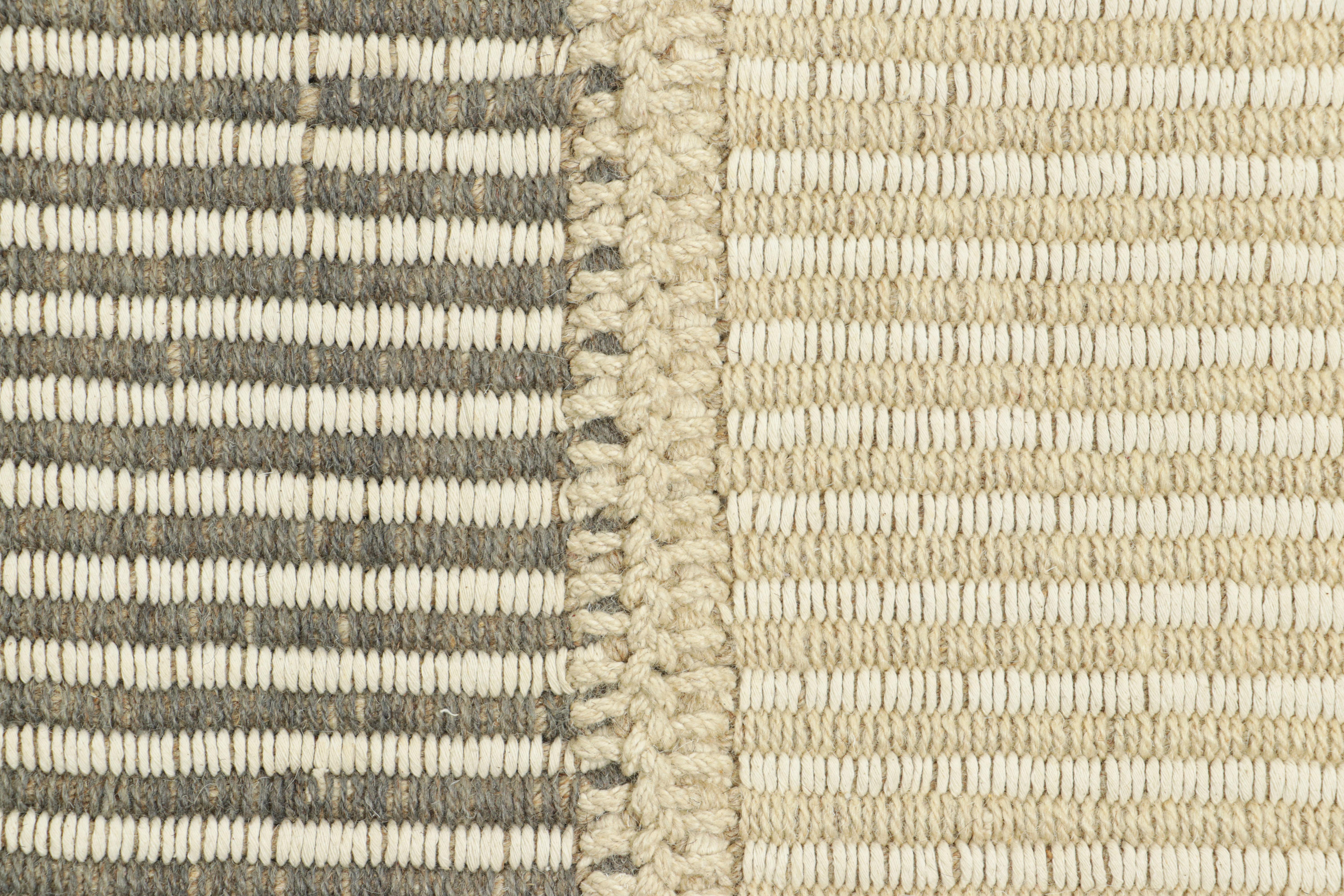 Moderno Rug & Kilim è un kilim contemporaneo oversize a strisce bianche e grigie. in vendita