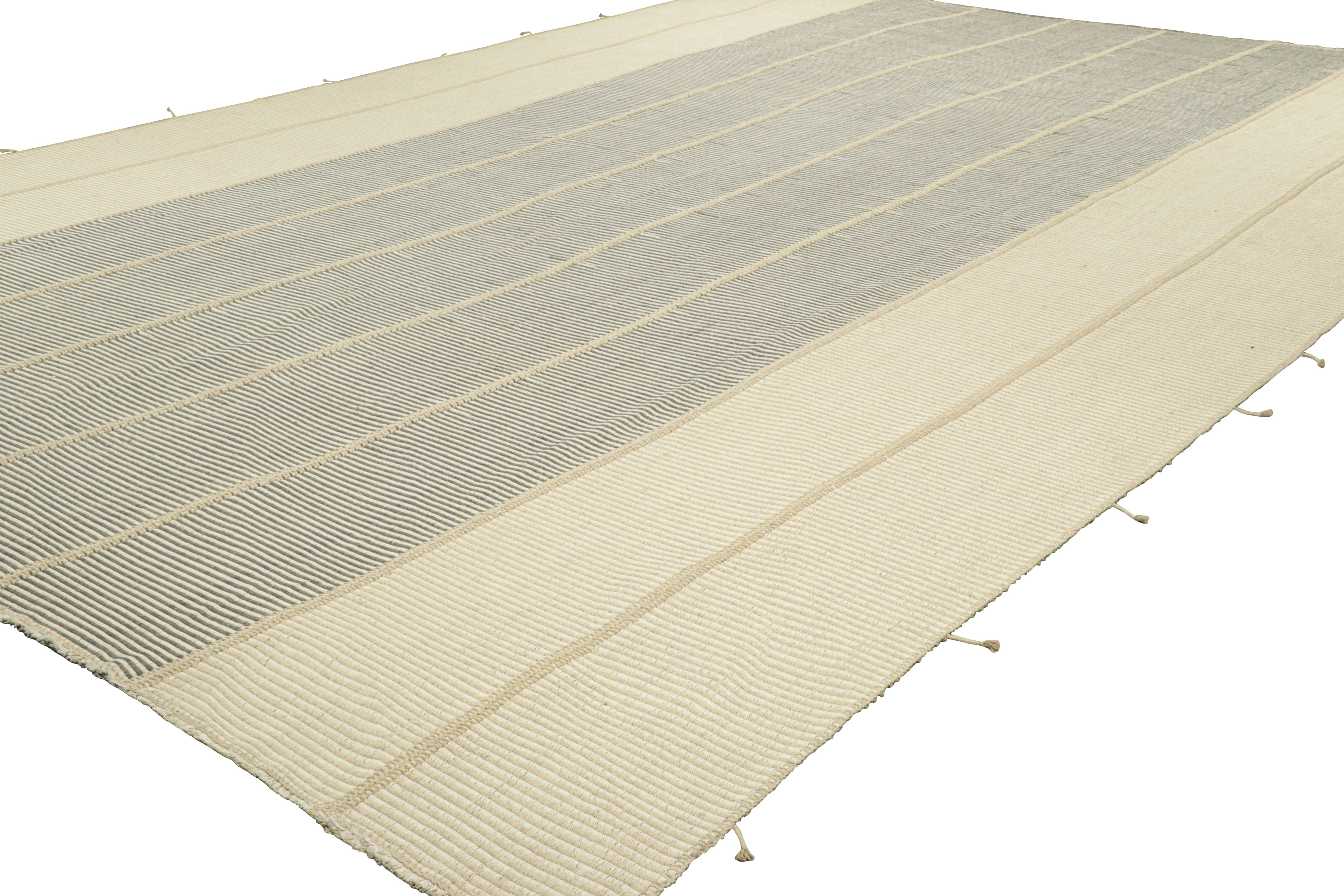 Afghano Rug & Kilim è un kilim contemporaneo oversize a strisce bianche e grigie. in vendita