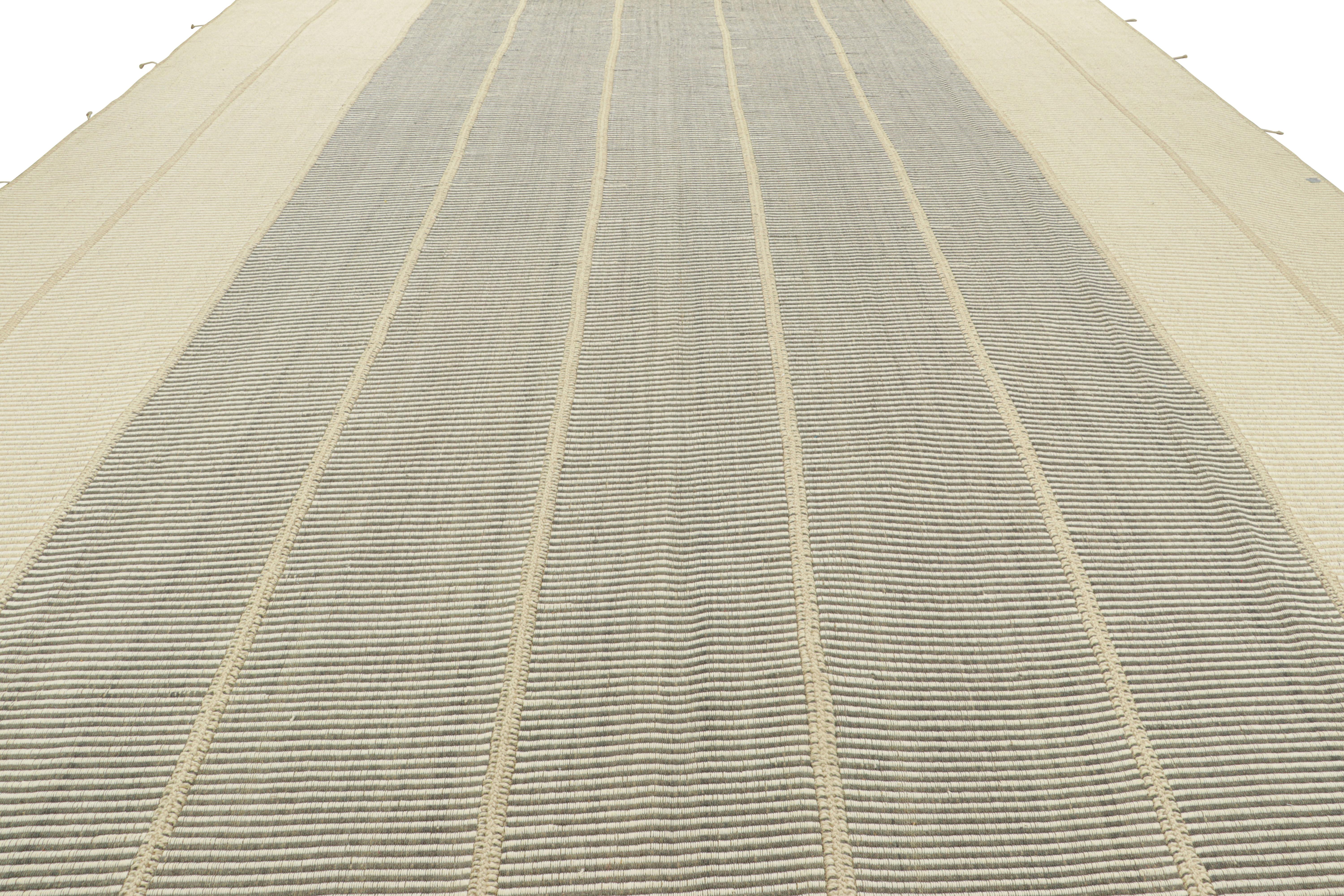 Tessuto a mano Rug & Kilim è un kilim contemporaneo oversize a strisce bianche e grigie. in vendita