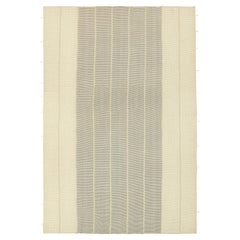 Rug & Kilim's Contemporary Oversized Kilim in White and Gray Textural Stripes (Kilim contemporain surdimensionné à rayures texturales blanches et grises)