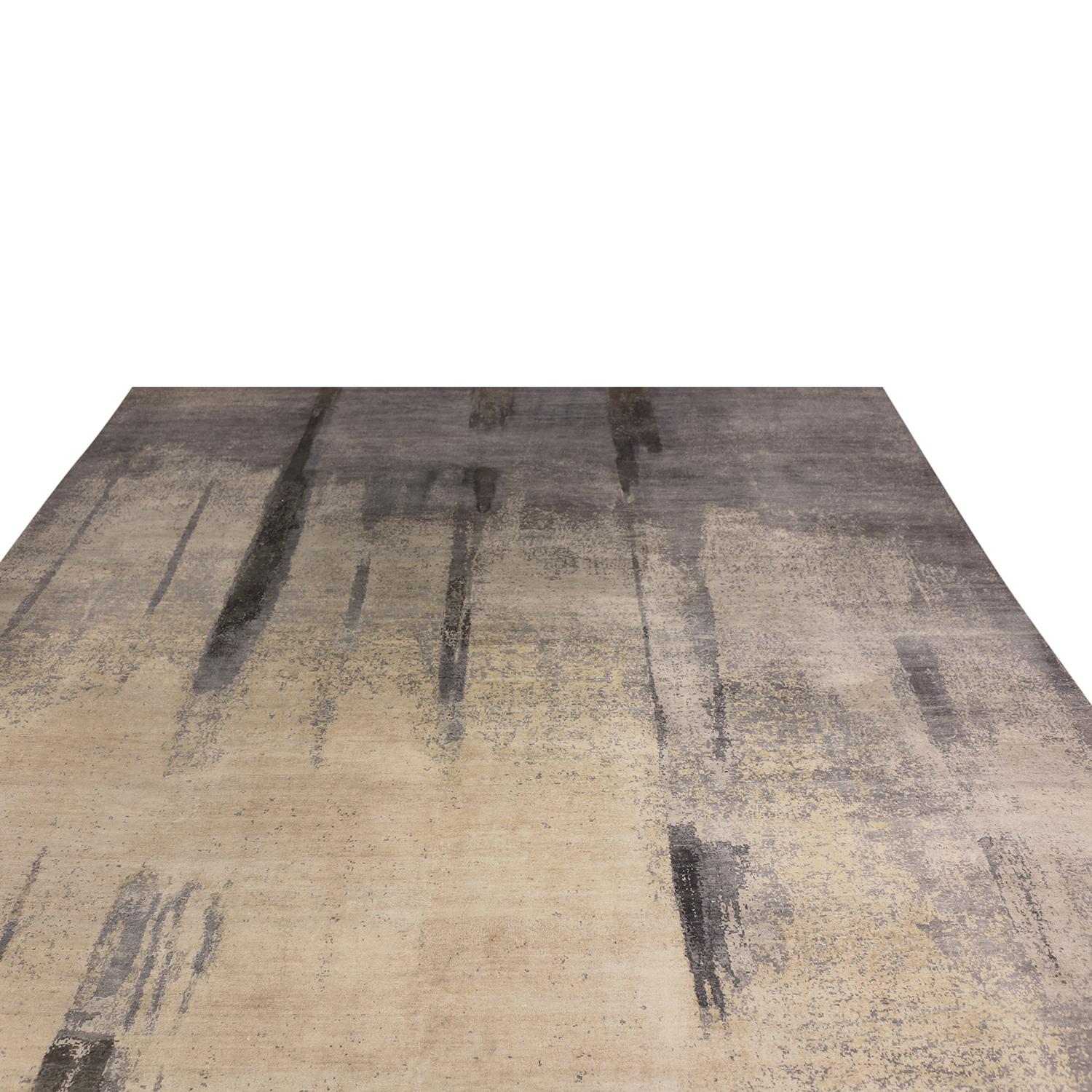 Originario dell'India, questo design contemporaneo di Rug & Kilim è caratterizzato da un disegno geometrico a pennellate, annodato a mano in lana pregiata e seta luminosa e complementare. La lucentezza naturale della seta crea uno spazio quasi