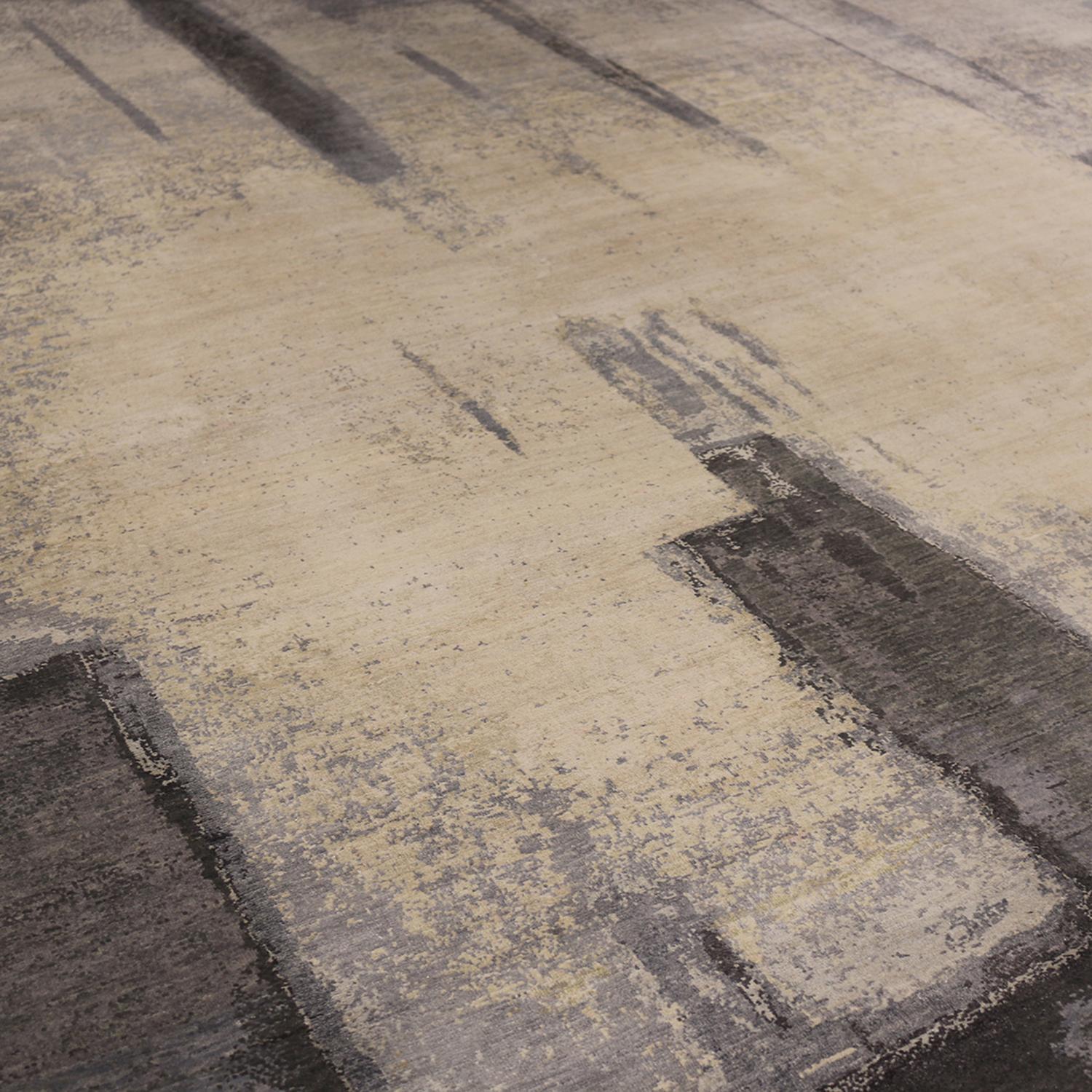 Indiano Rug & Kilim - Tappeto contemporaneo in lana e seta bianco e grigio con pennellate di vernice in vendita