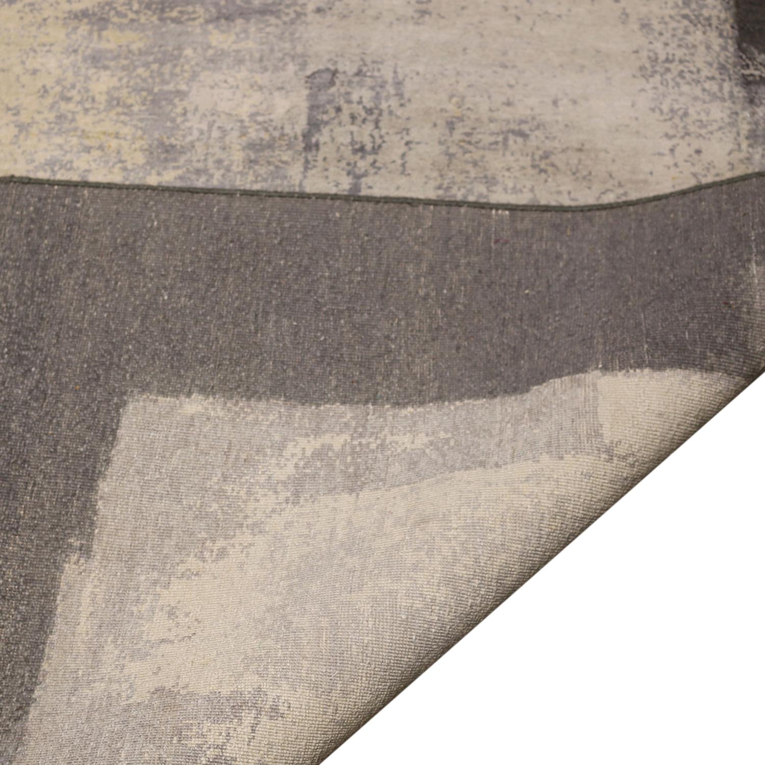 Annodato a mano Rug & Kilim - Tappeto contemporaneo in lana e seta bianco e grigio con pennellate di vernice in vendita